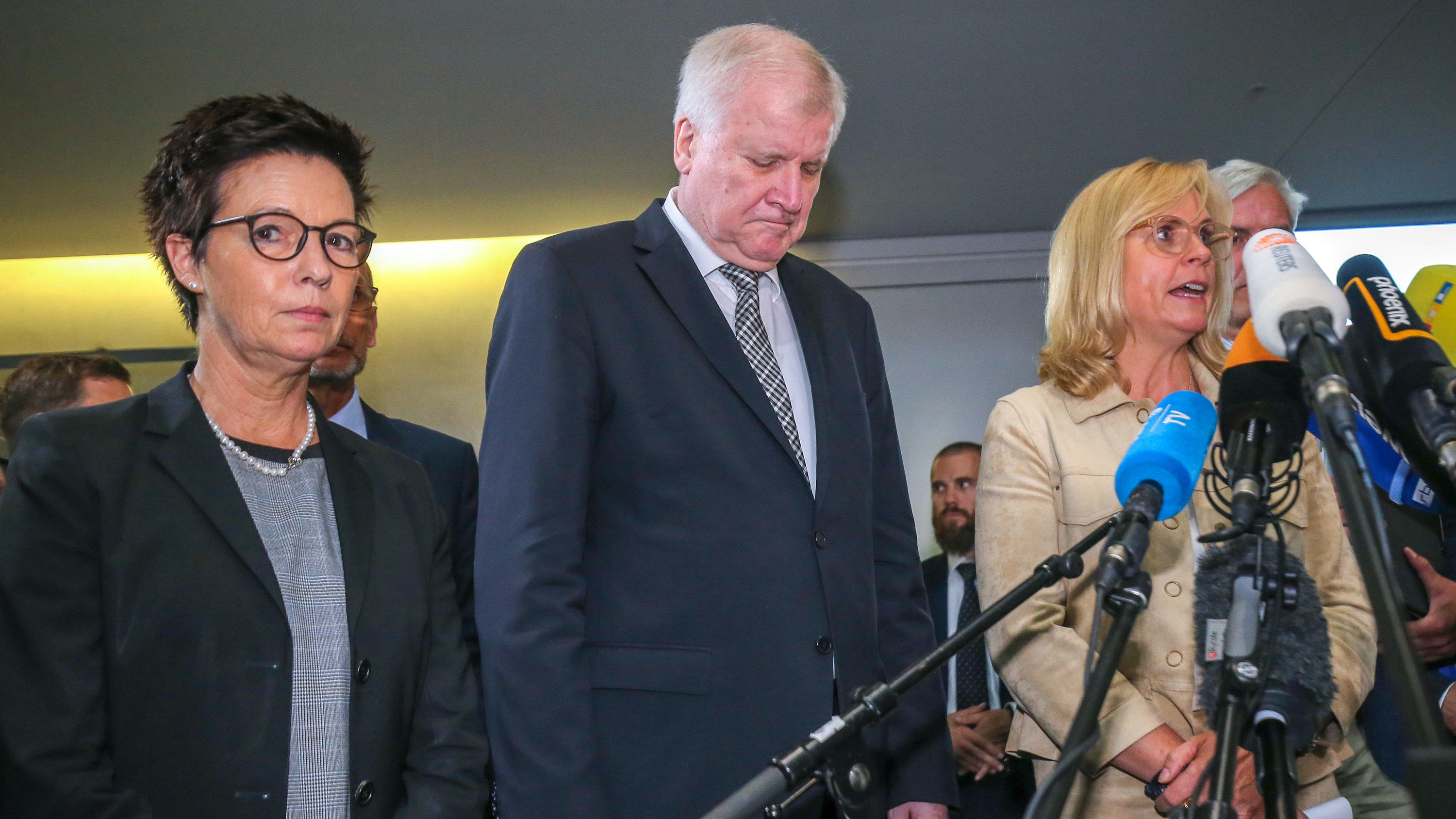 Ehemalige Bremer Bamf-Chefin Ulrike B. weist Vorwürfe zurück 29.05.2018, Berlin: Horst Seehofer (CSU), Bundesminister für Inneres, Heimat und Bau, und Jutta Cordt (l), Präsidentin des Bundesamts für Migration und Flüchtlinge (Bamf), treten nach einer Sondersitzung des Bundestags-Innenausschusses zur Bamf-Affär