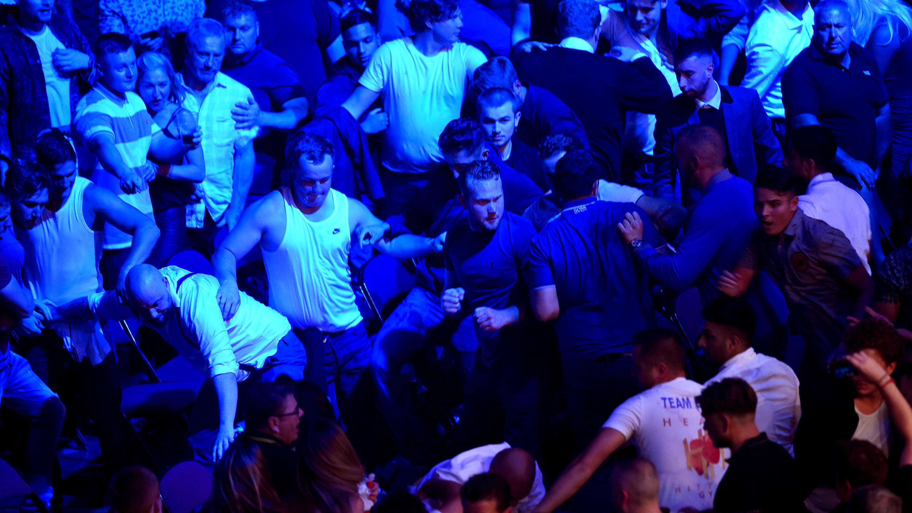 Mehr Clown als Boxer: Tyson Fury beim Comeback kaum gefordert MANCHESTER, ENGLAND - JUNE 09: A fight is seen in the crowd at Manchester Arena on June 9, 2018 in Manchester, England. (Photo by Nathan Stirk/Getty Images)