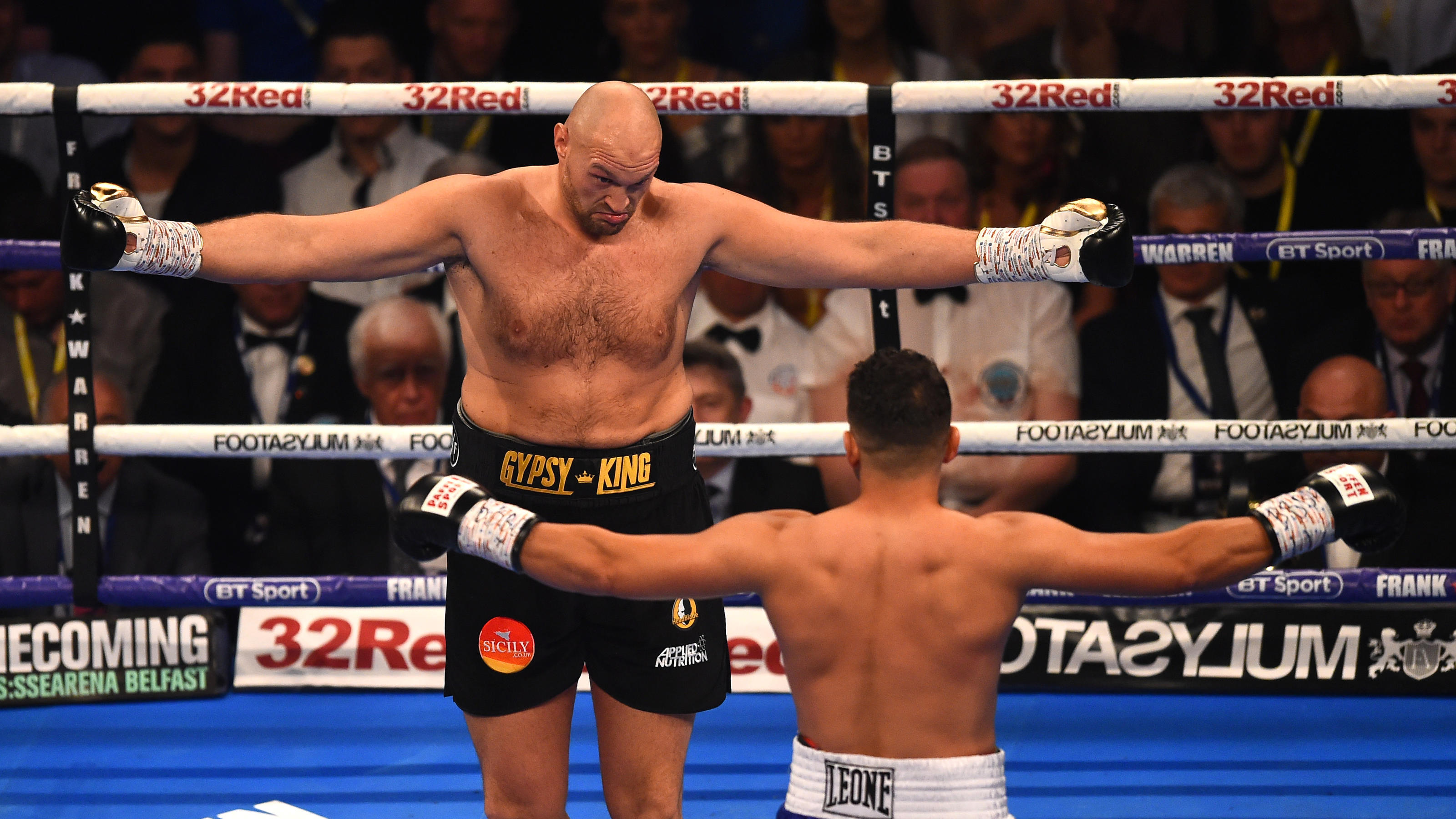 Mehr Clown als Boxer: Tyson Fury beim Comeback kaum gefordert MANCHESTER, ENGLAND - JUNE 09: Tyson Fury and Sefer Seferi taunt each other during there heavyweight contest at Manchester Arena on June 9, 2018 in Manchester, England. (Photo by Nathan Stirk/Getty Images)