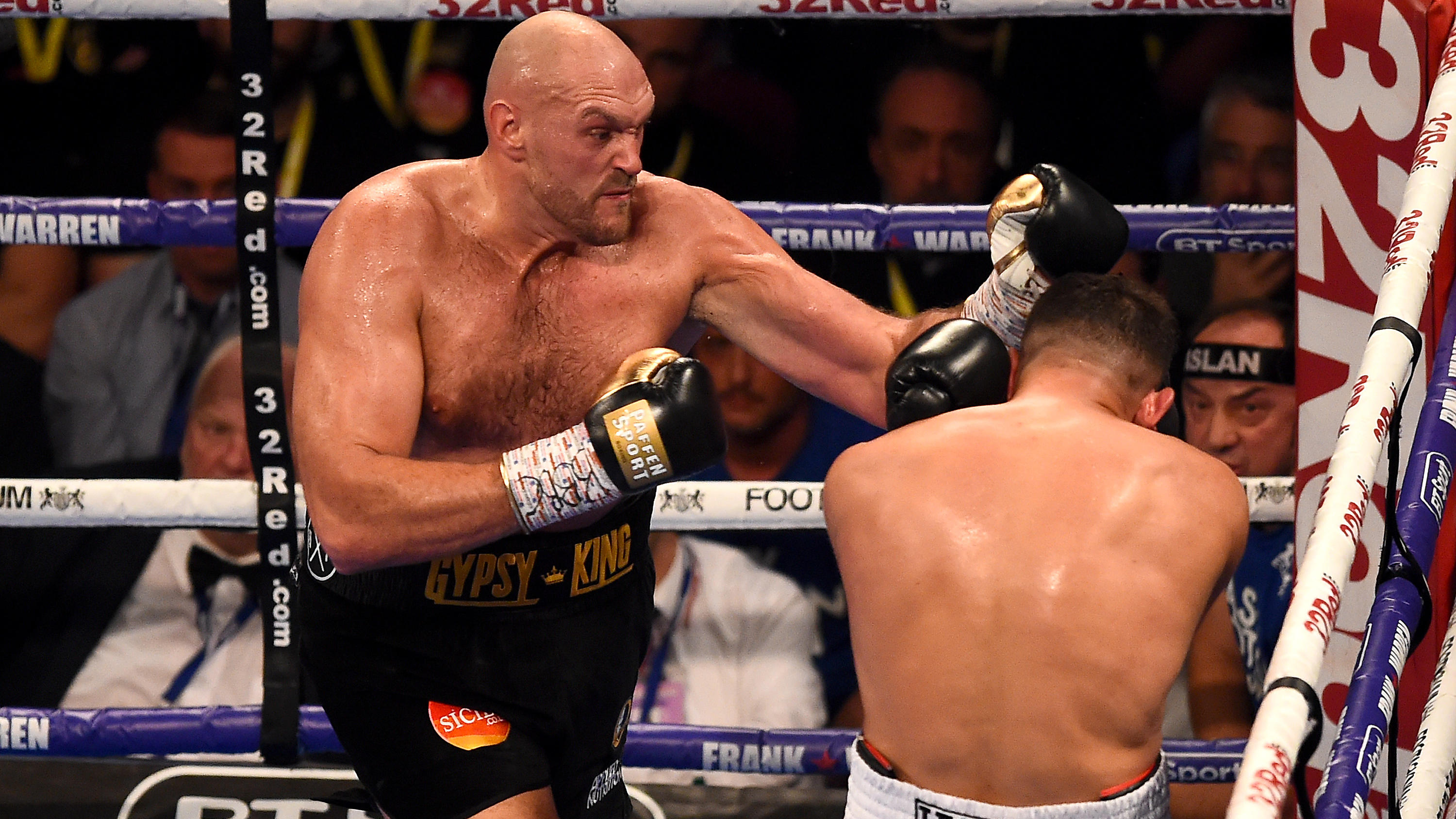 Mehr Clown als Boxer: Tyson Fury beim Comeback kaum gefordert MANCHESTER, ENGLAND - JUNE 09: Tyson Fury punches Sefer Seferi during there heavyweight contest at Manchester Arena on June 9, 2018 in Manchester, England. (Photo by Nathan Stirk/Getty Images)