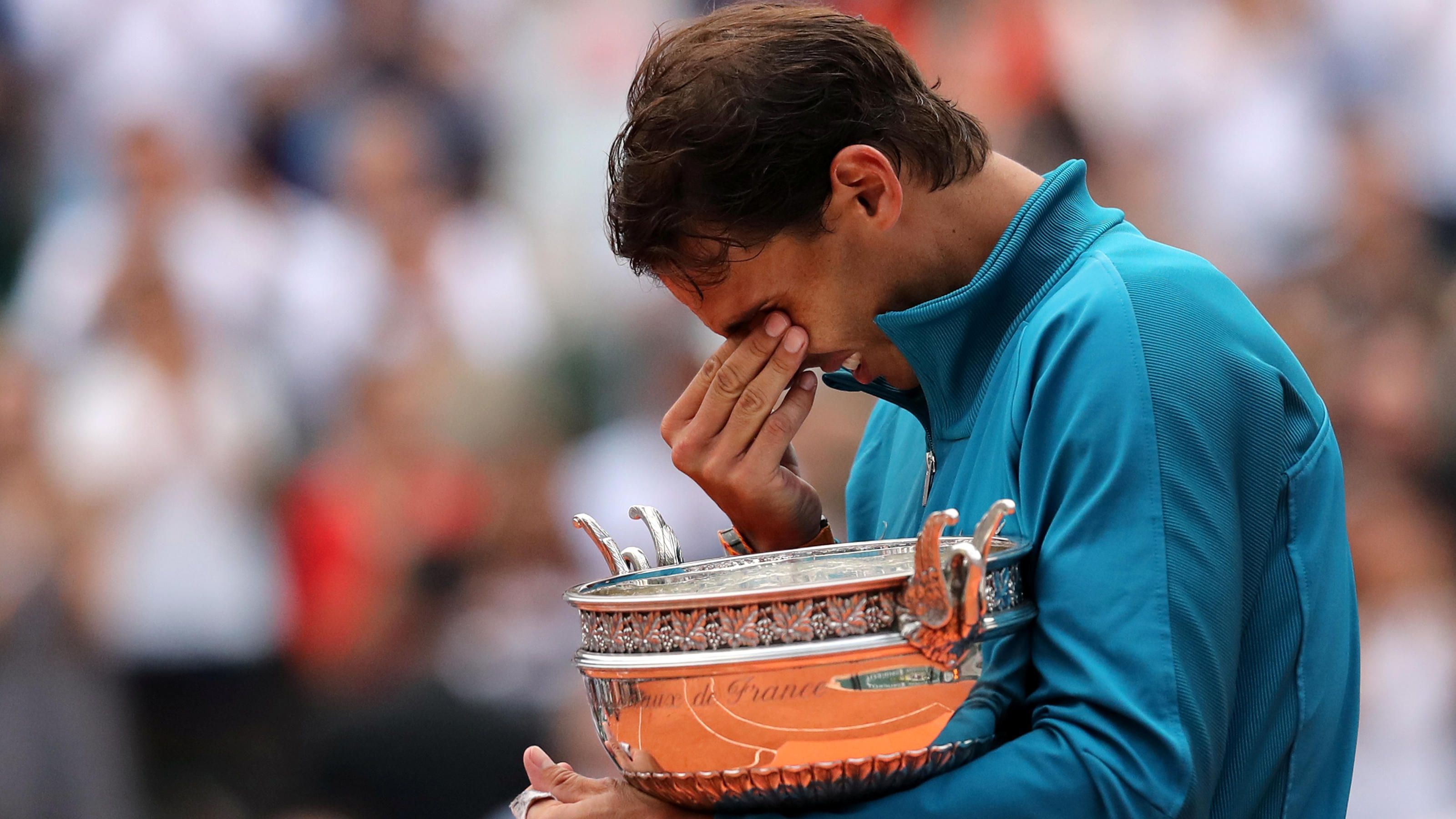 Der Unbezwingbare: Rafael Nadal gewinnt zum elften Mal die French Open Lang lebe der König: Rafael Nadal zeigt sich nach seinem elften Sieg bei den French Open emotional