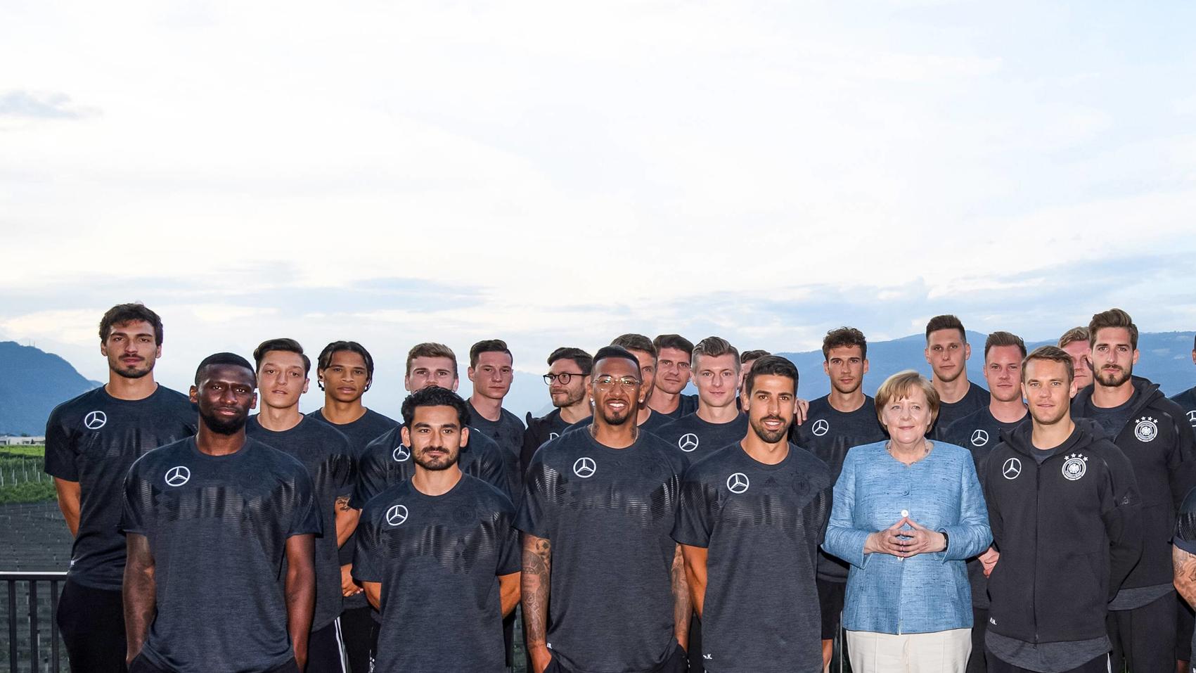 Angela Merkel zu Mesut Özil und Ilkay Gündogan: "Würde mich freuen, wenn mancher Fan auch klatschen könnte" Bilder des Tages - SPORT ITA, Bundeskanzlerin Angela Merkel zu Besuch im Teamhotel bei DFB-Nationalmannschaft / 03.06.2018, Hotel Weinegg, Appiano / Eppan, ITA, Bundeskanzlerin Angela Merkel zu Besuch im Teamhotel bei DFB-Nationalmannschaft im Bild B