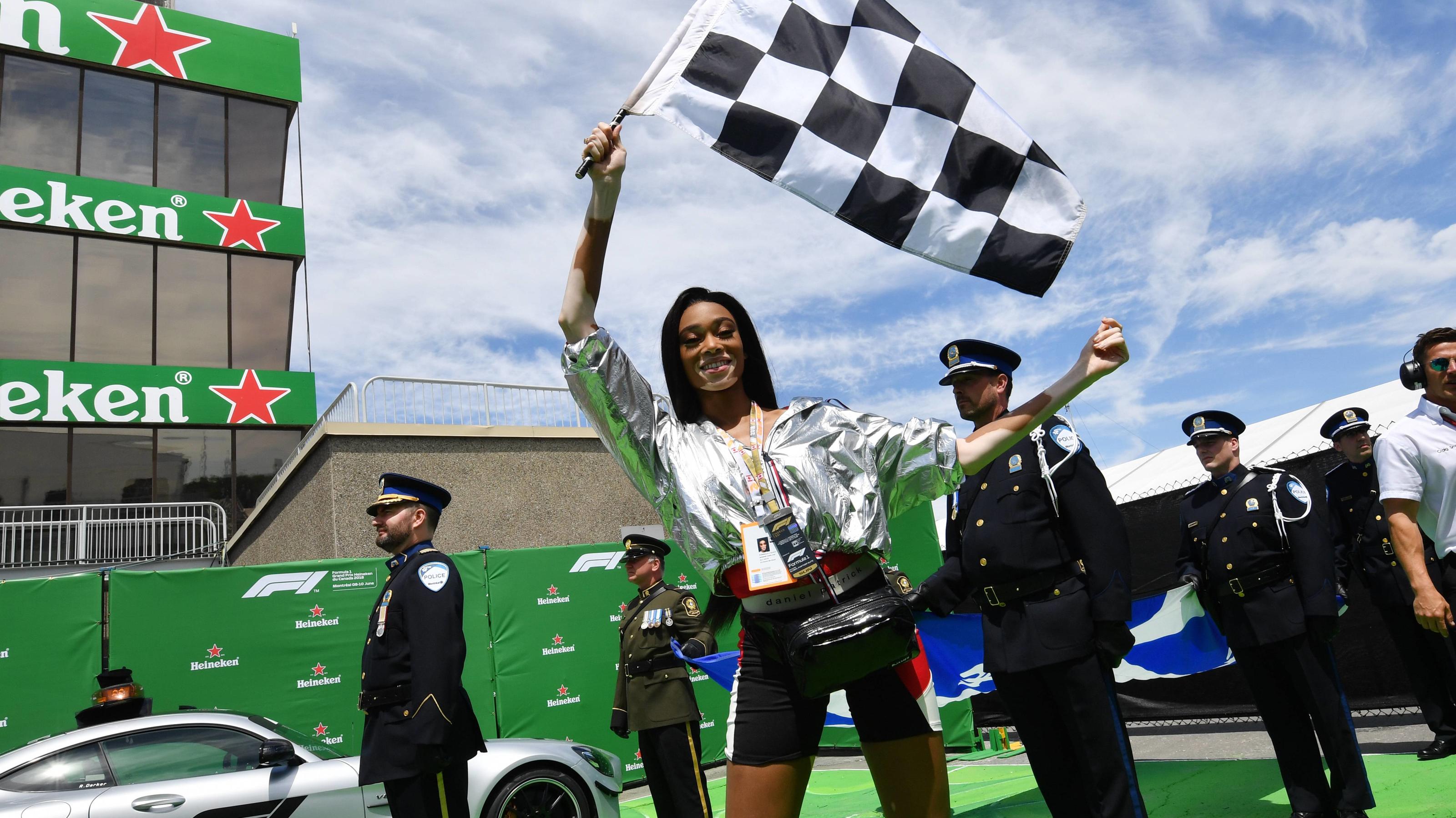 Peinliche Panne: Formel-1-Rennen in Montreal zu früh abgewunken Hier winkt sie noch stolz mit der Zielflagge: Model Winnie Harlow schwenkt die schwarz-weiß-karierte Flagge später eine Runde zu früh.