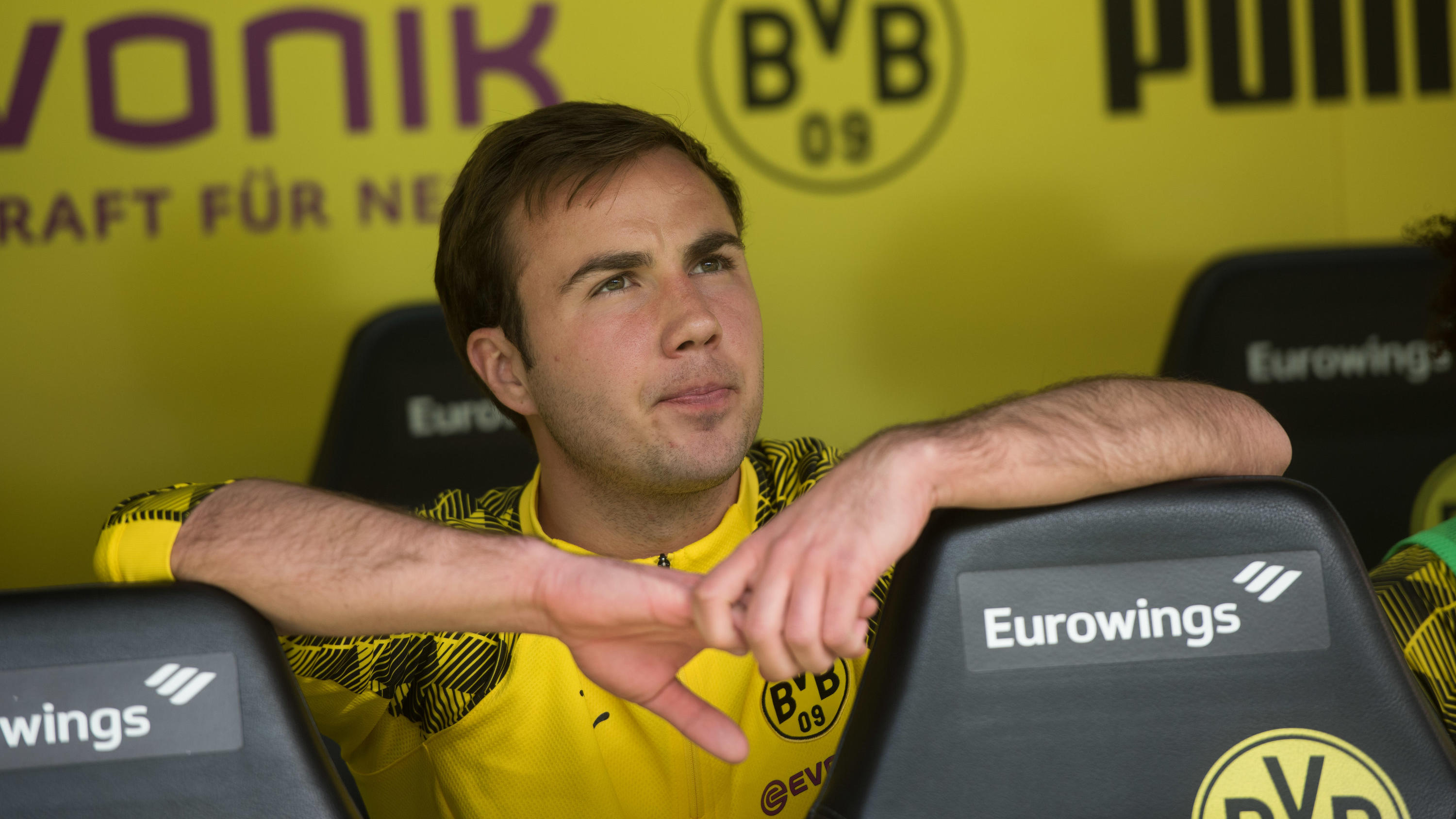 "Habe mich überfordert": BVB-Star Mario Götze spricht offen über seine Krankheit ARCHIV - 08.04.2018, Nordrhein-Westfalen, Dortmund. Fußball: Bundesliga, Borussia Dortmund - VfB Stuttgart, 29. Spieltag im Signal Iduna Park. Dortmunds Mario Götze sitzt auf der Bank. (zu dpa «Elf Gewinner, elf Verlierer: 22 Köpfe der Bundesliga-Sai