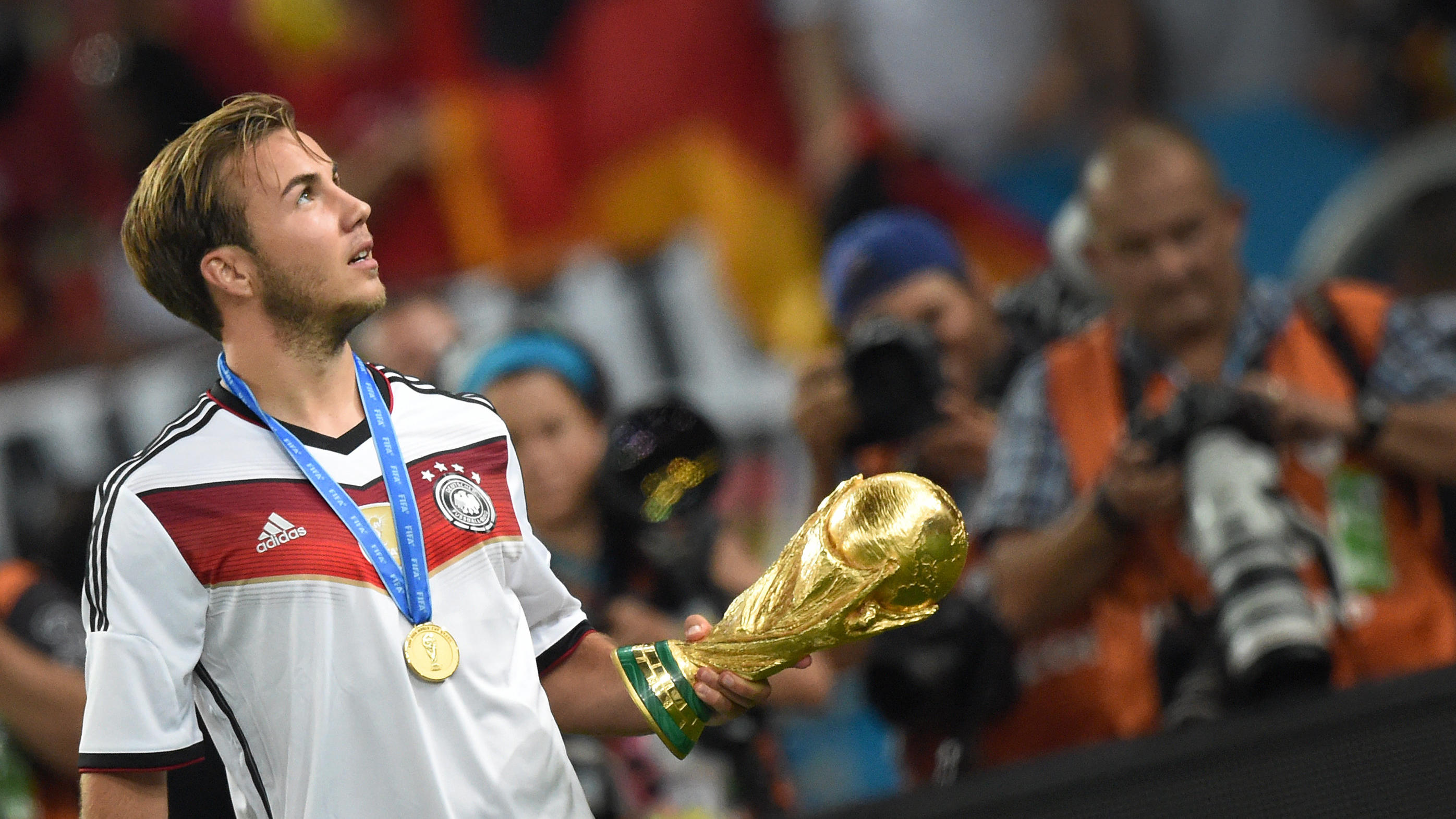 "Habe mich überfordert": BVB-Star Mario Götze spricht offen über seine Krankheit ARCHIV - 13.07.2014, Brasilien, Rio de Janeiro: Mario Götze aus Deutschland hält nach der Siegerehrung den WM Pokal in der Hand. Er schoss im Finale gegen Argentinien das entscheidende Tor. 2014 stand Mario Götze und André Schürrle die Welt offen. Vi