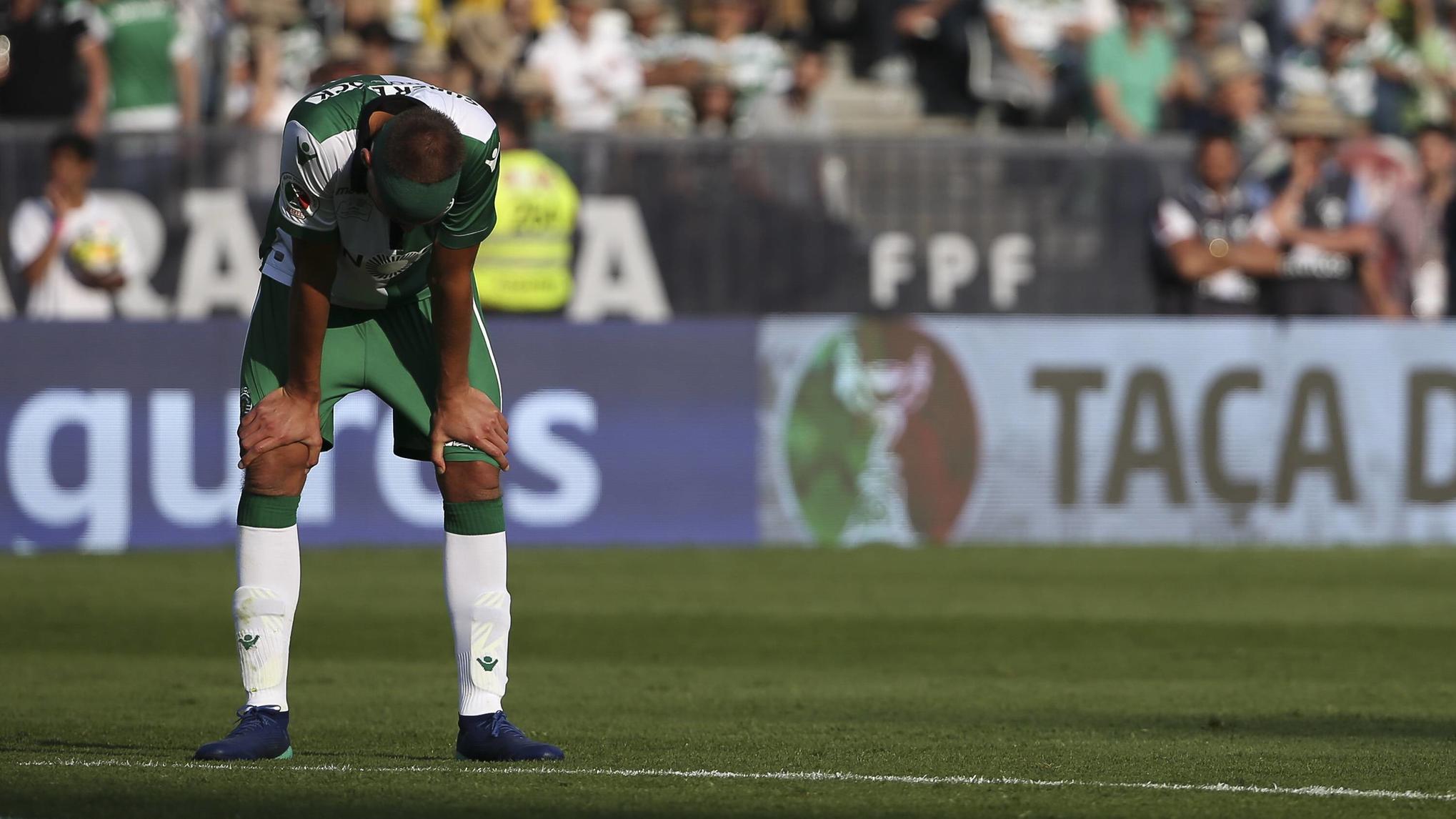 Nach Hooligan-Attacke bei Sporting Lissabon: "Massenflucht" der Spieler Bilder des Tages - SPORT Final da Taça de Portugal: Aves vs Sporting Oeiras, 20/05/2018 - Realizou-se esta tarde a Final da Taça de Portugal entre o CD Aves e o Sporting CP no Estßdio Nacional no Jamor. Bas Dost desiludido 1ilipe Amo Amorim / Global