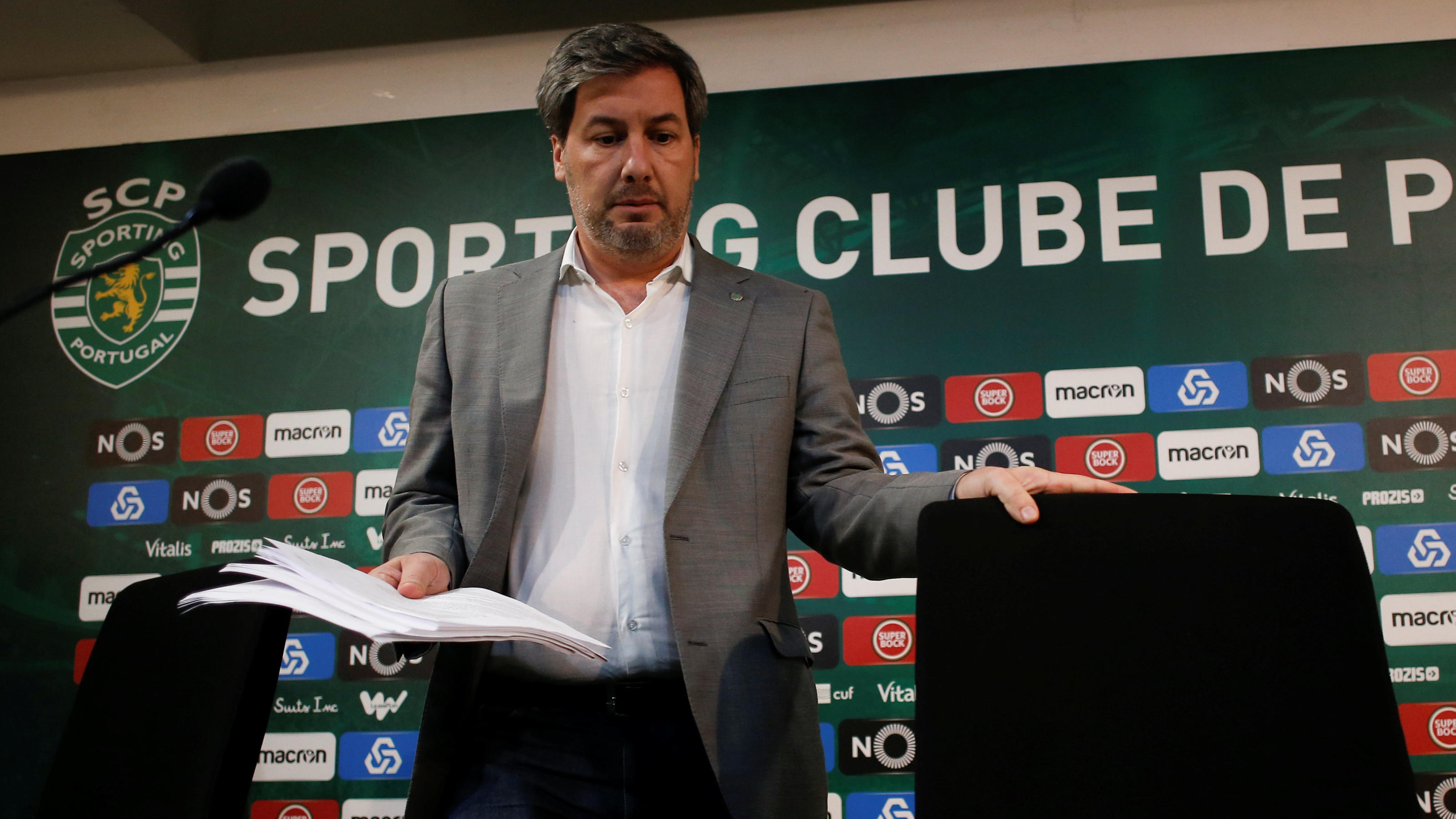 Nach Hooligan-Attacke bei Sporting Lissabon: "Massenflucht" der Spieler Sporting Portugal's President Bruno de Carvalho arrives at a news conference in Estadio Jose Alvalade in Lisbon, Portugal June 11, 2018. Picture taken June 11, 2018. REUTERS/Pedro Nunes