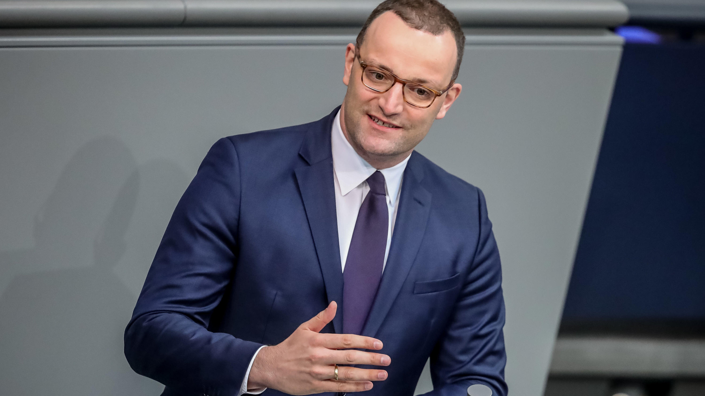 Gesundheitsminister Jens Spahn kündigt höheren Pflegebeitrag an Gesundheitsminister Jens Spahn kündigt höheren Pflegebeitrag ab 2019 an