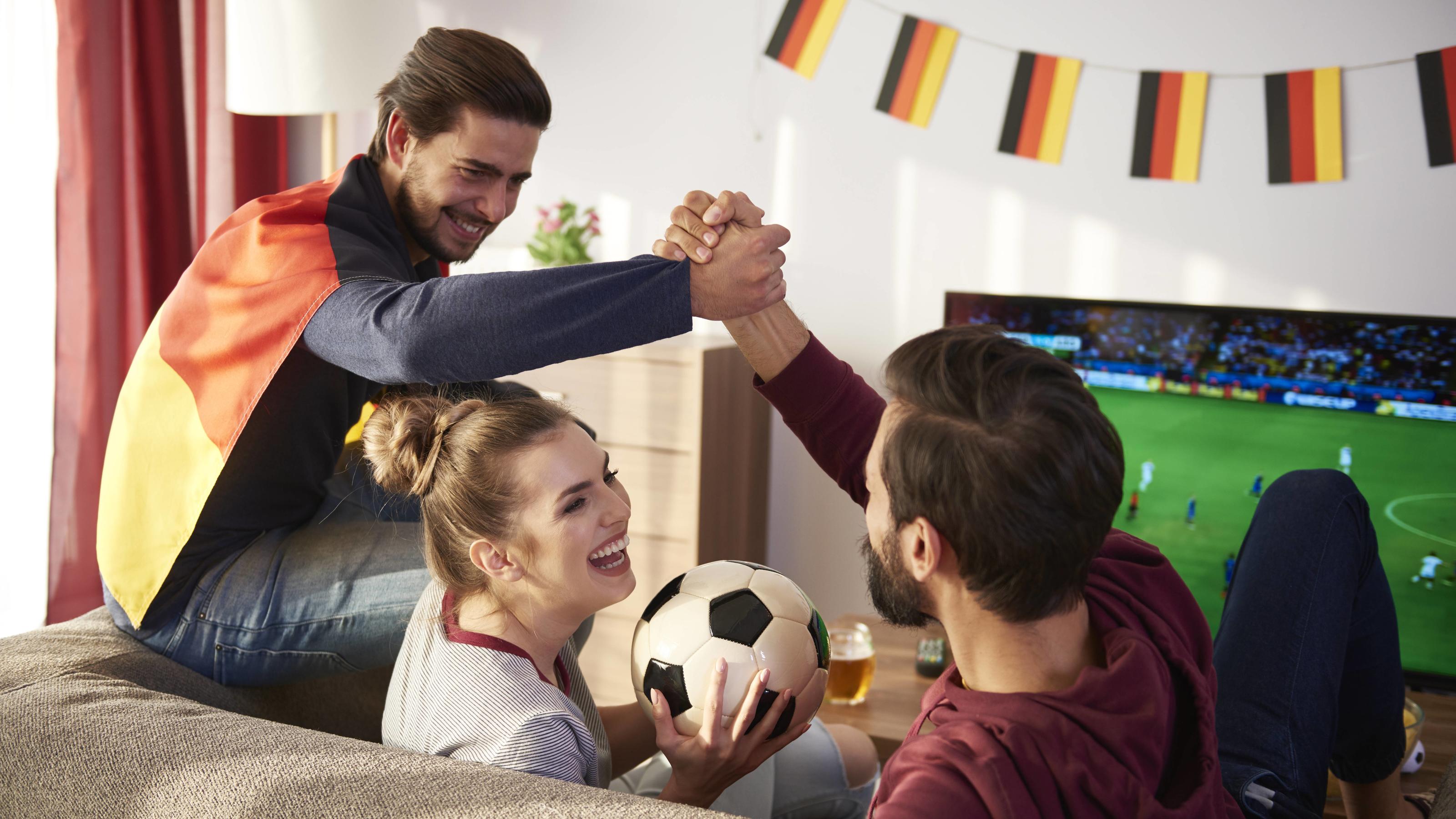 Fußball-WM: Was ist erlaubt? German football fans watching Tv and cheering model released Symbolfoto property released PUBLICATIONxINxGERxSUIxAUTxHUNxONLY ABIF00083