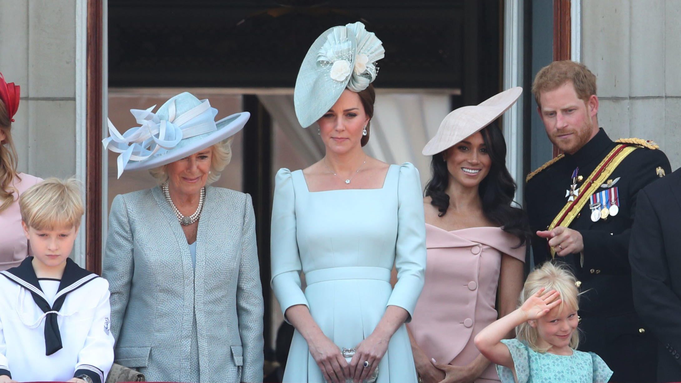 Herzogin Meghan in der zweiten Reihe? Darum stand sie bei "Trooping the Colour" nicht vorne Bei "Trooping the Colour". Herzogin Meghan nur in der zweiten Reihe