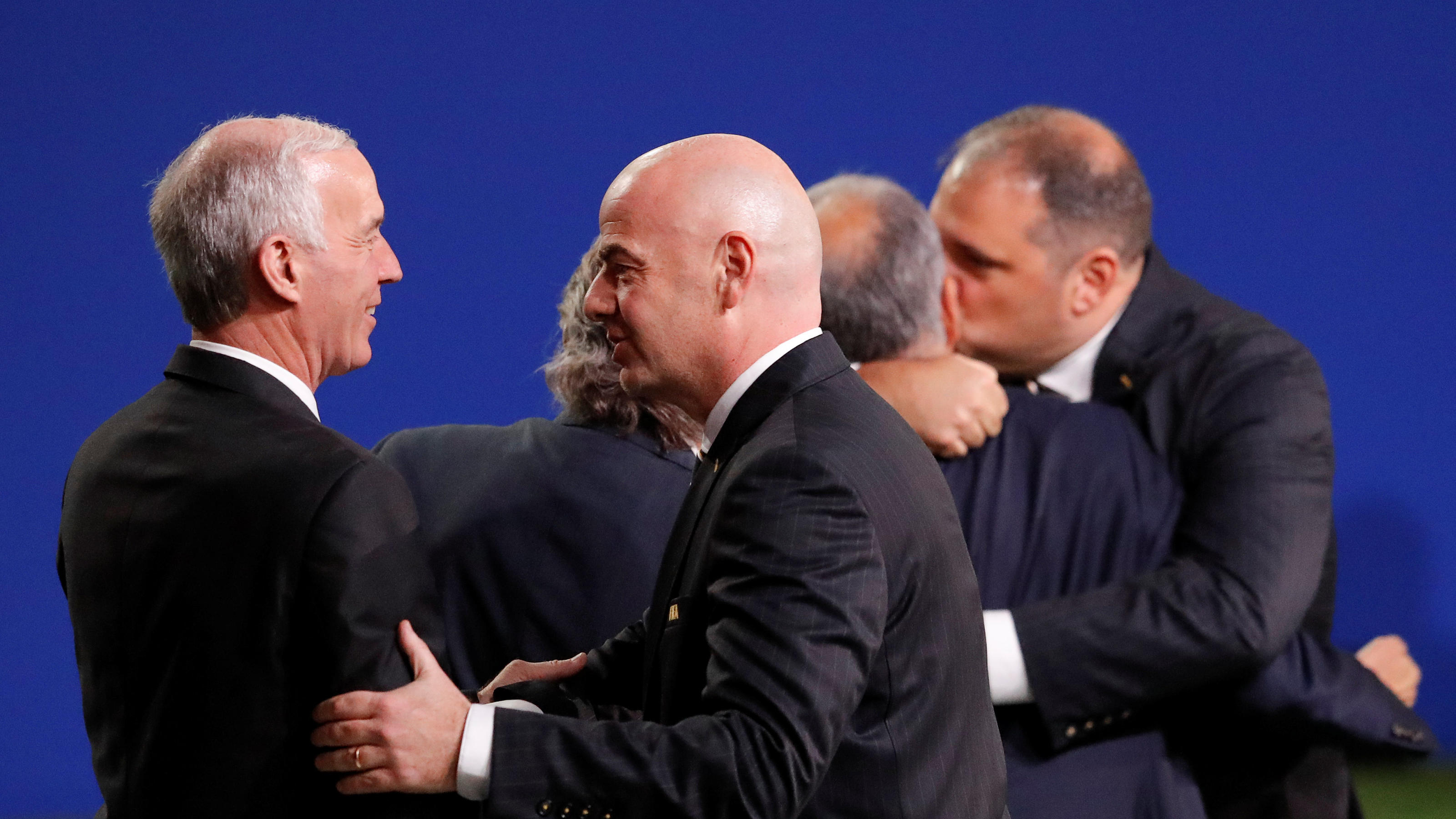 FIFA-Wahl in Moskau: WM 2026 findet in USA, Kanada und Mexiko statt FIFA-Präsident Gianni Infantino (R) gratuliert.