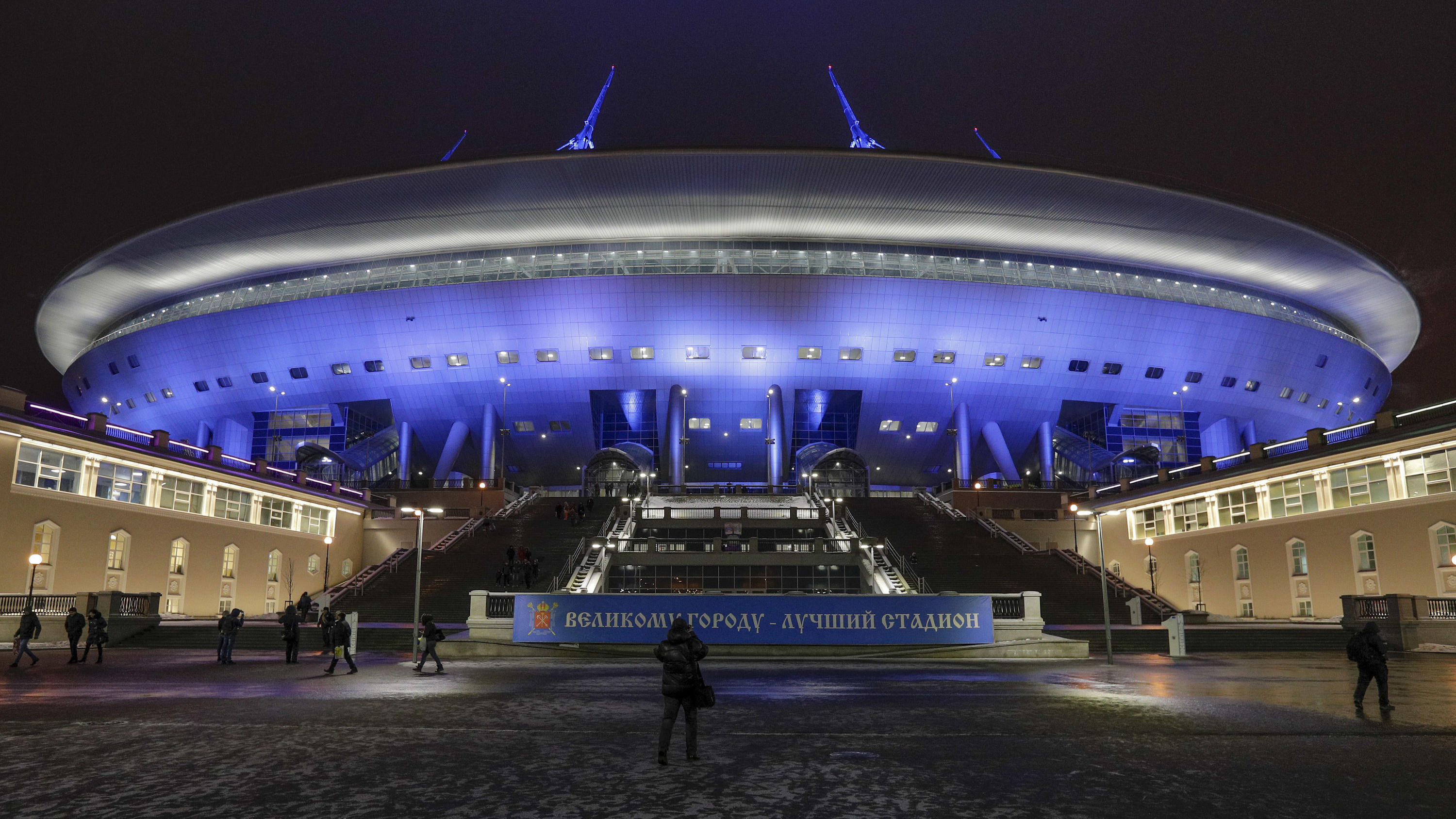 Die Wetterextreme und das Klima der Spielorte der WM 2018 in Russland ARCHIV - 11.02.2017, Russland, St. Petersburg: Das auf einer Newa-Insel erbaute Sankt-Petersburg-Stadion, in dem Spiele der FIFA-Fußball-Weltmeisterschaft 2018 stattfinden sollen, wird bei Nacht farbig angestrahlt. Foto: Dmitri Lovetsky/AP/dpa +++ dp