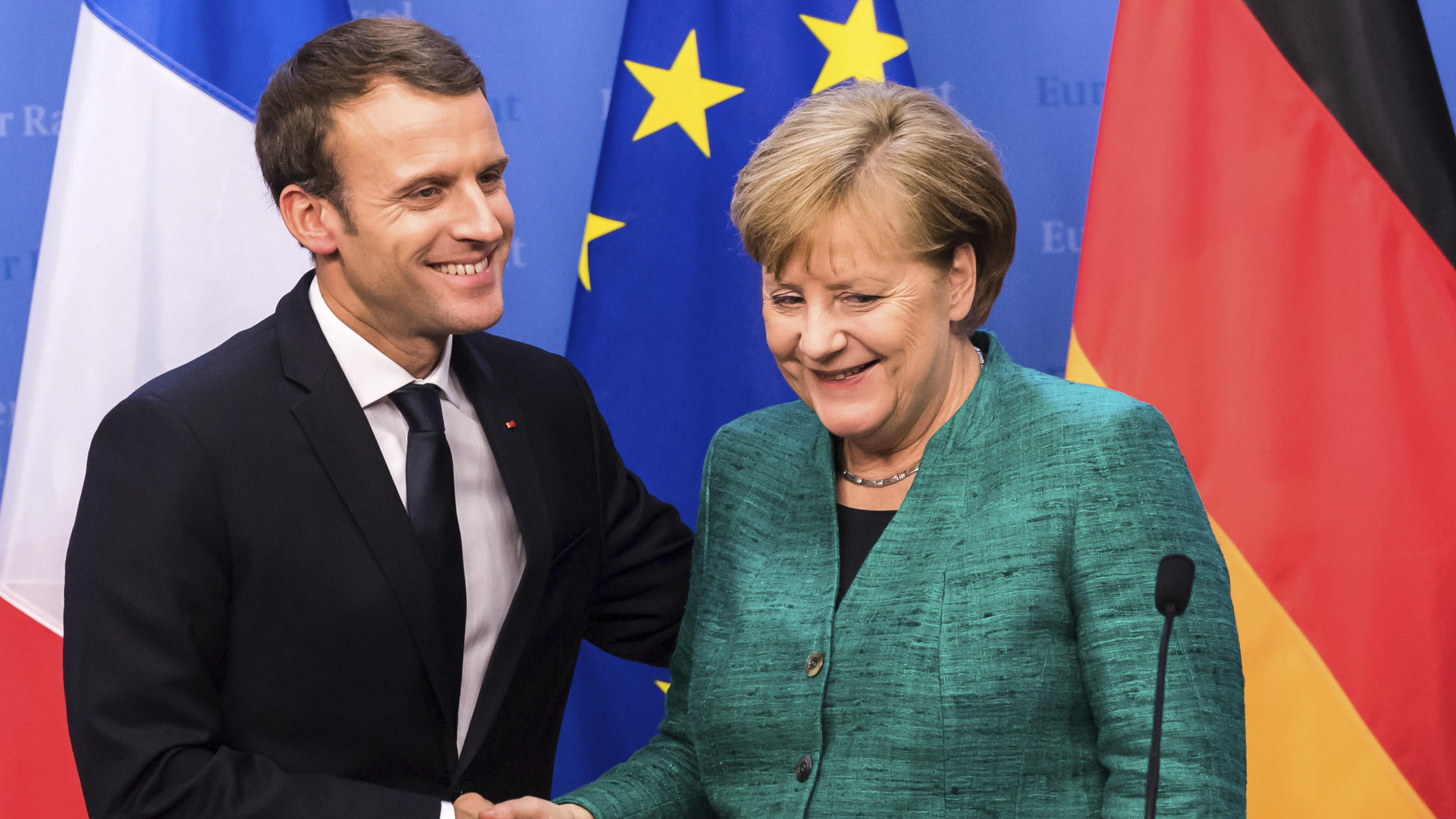 Merkel gegen Seehofer, CDU gegen CSU - sprengt der Asyl-Streit die Regierung? ARCHIV - Bundeskanzlerin 15.12.2017, Belgien, Brüssel: Angela Merkel (CDU, r) und Frankreichs Präsident Emmanuel Macron geben sich beim EU-Gipfel nach einer Pressekonferenz die Hand. (zu dpa: "erkel will Eurozone stärken: «Instrumente reichen nicht a