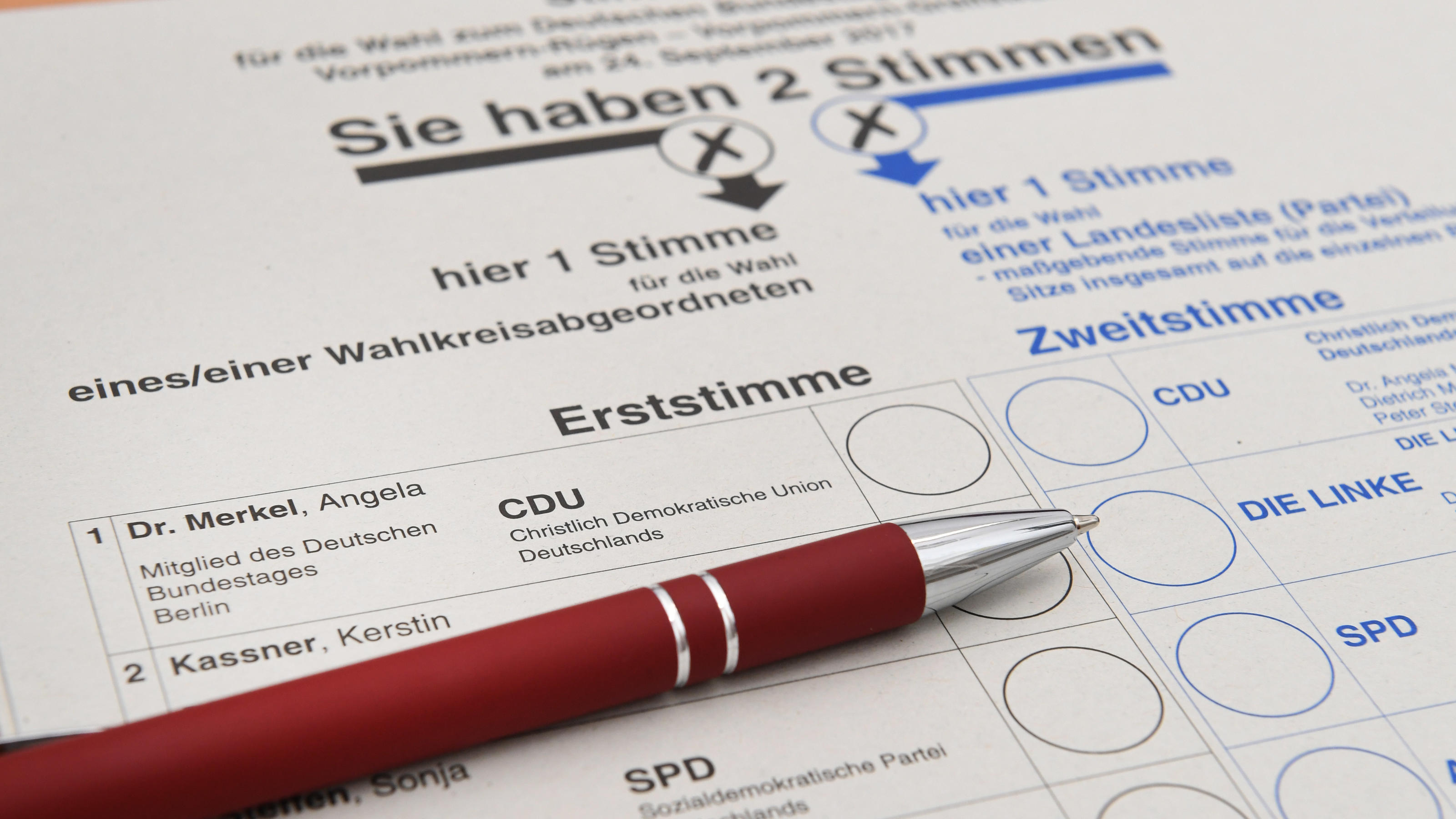 Merkel gegen Seehofer, CDU gegen CSU - sprengt der Asyl-Streit die Regierung? ILLUSTRATION - Ein Stimmzettel für die Wahl zur Bundestagswahl 2017, aufgenommen am 14.09.2017 in Stralsund (Mecklenburg-Vorpommern). Kanzlerin Merkel vertritt den Wahlkreis Stralsund-Greifswald-Rügen-Vorpommern seit 1990 mit einem Direktmandat im Bu