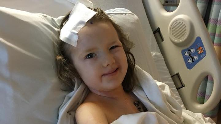 Bewegende Geschwisterliebe: Addy (4) hat Krebs – ihr Bruder Jackson (6) hält ihre Hand, bis sie stirbt Addy im Krankenbett.