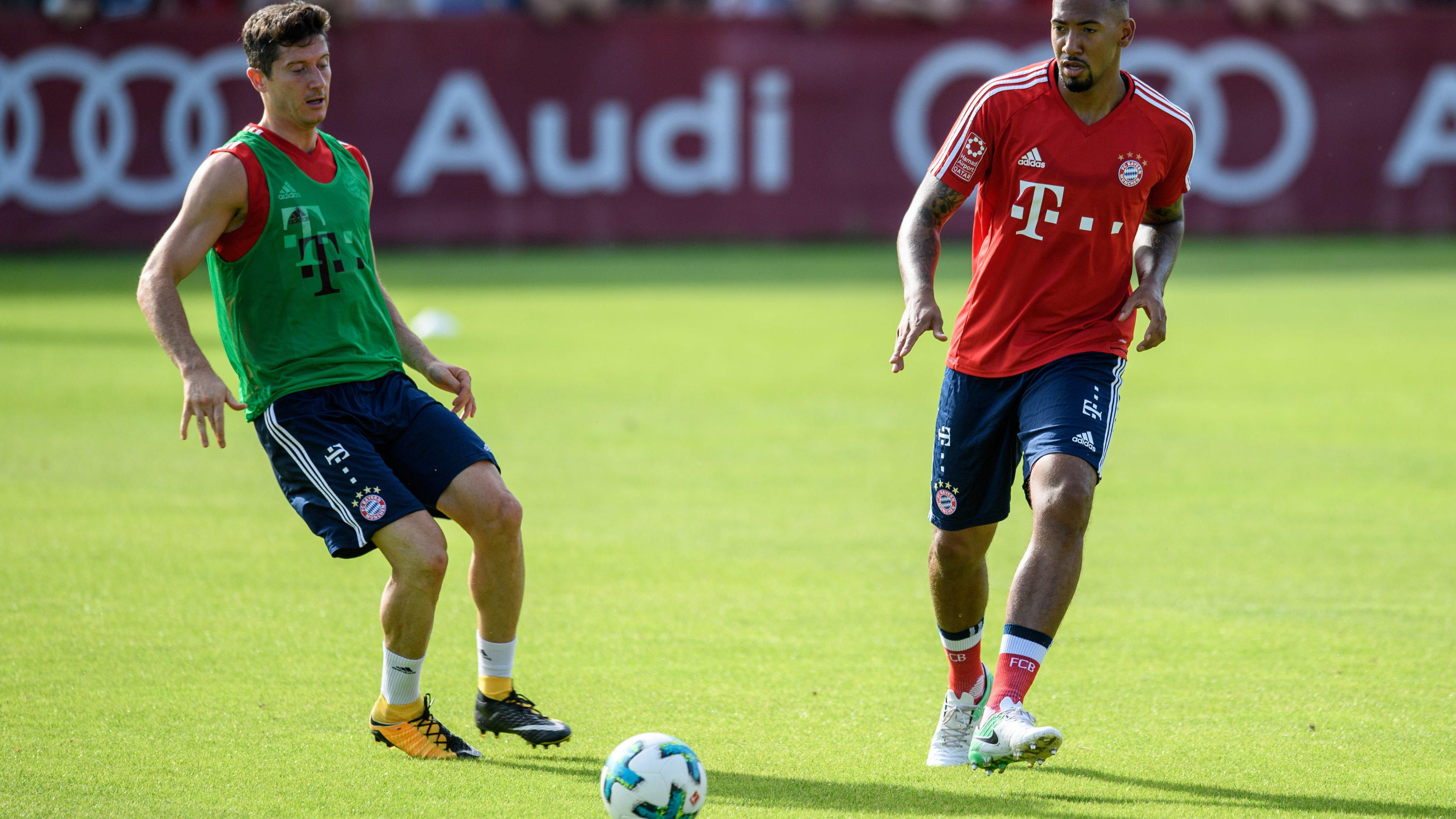 Transfer-Karussell bei den Bayern: Jerome Boateng darf gehen, Robert Lewandowski muss bleiben ARCHIV - 30.07.2017, Bayern, München: Fußball: Bundesliga, Training FC Bayern München auf dem Trainingsgelände des FC Bayern an der Säbener Straße. Robert Lewandowski (l) und Jerome Boateng spielen sich in einer Trainingseinheit den Ball zu. (zu dpa