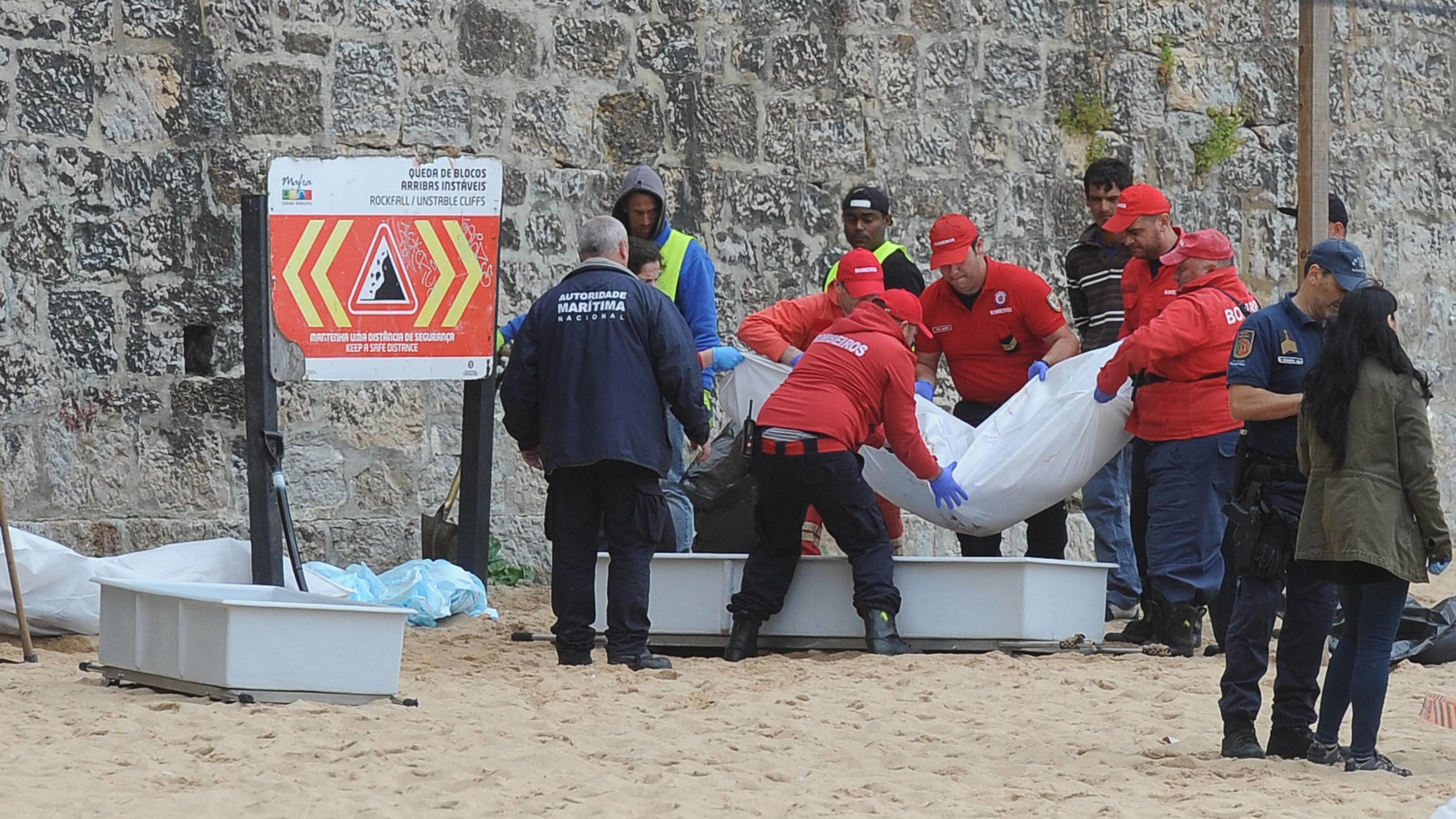 Portugal: Selfie am Abgrund - zwei Touristen stürzen in Lissabon in den Tod Touristen in Portugal beim Selfie-Knipsen in Tod gestürzt
