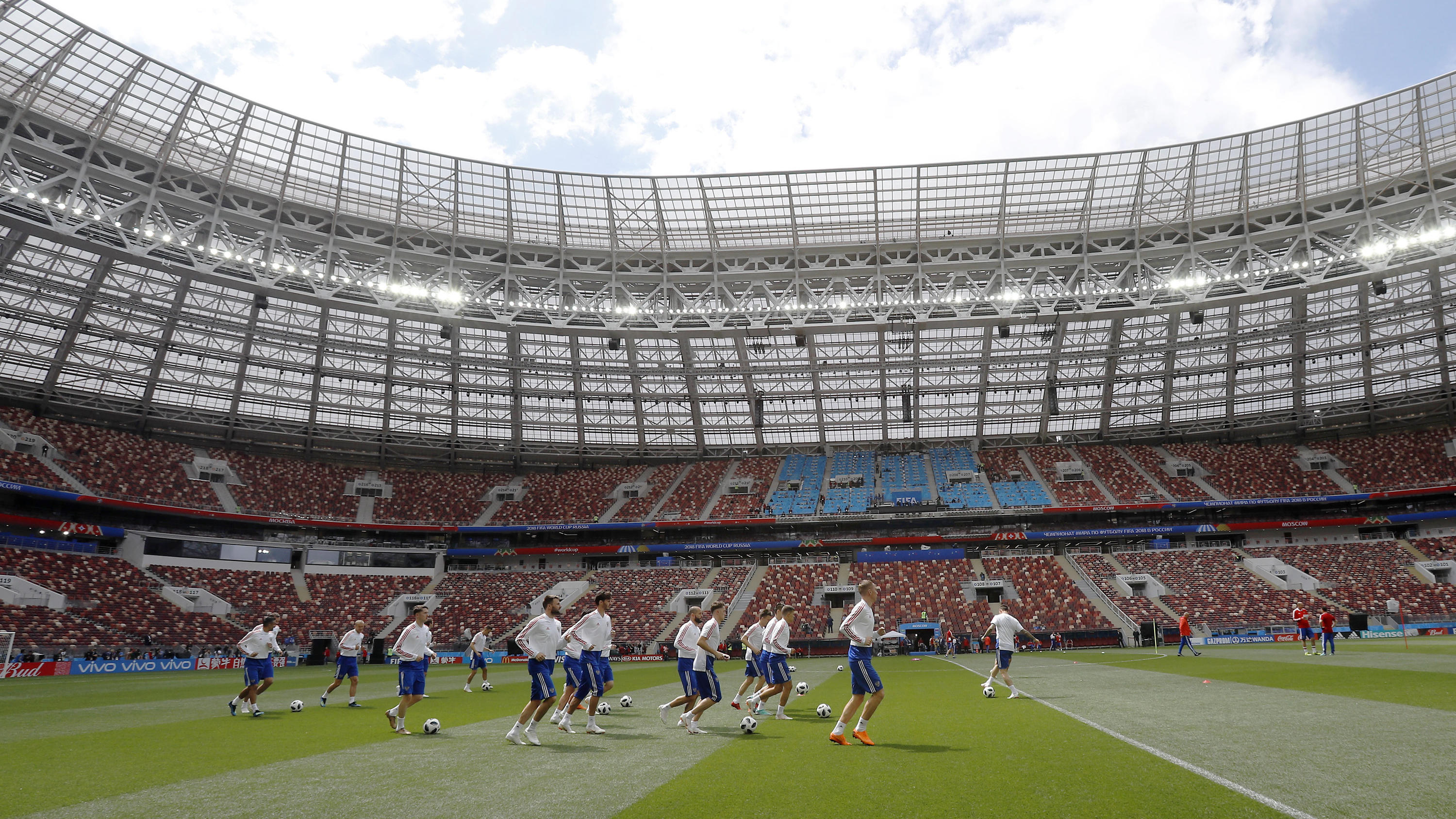 Zum Start der Fußball-WM 2018 in Russland: Das sollten Sie wissen 13.06.2018, Russland, Moskau: FIFA Fußball-Weltmeisterschaft, Fußball, WM, Abschlusstraining Russland vor dem Spiel der Gruppe A, Russland - Saudi-Arabien im Luschnikistadion. Russlands Spieler laufen über den Platz. Foto: Antonio Calanni/AP/dpa +++