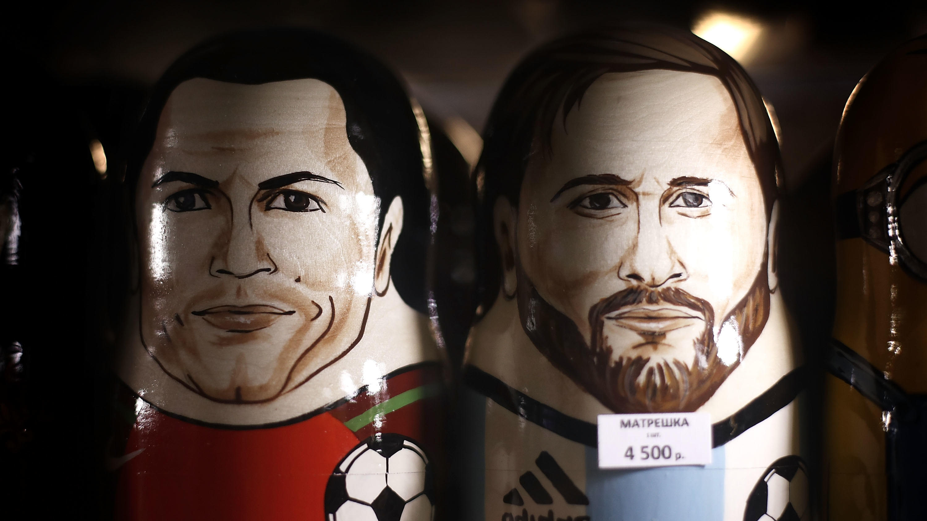 Zum Start der Fußball-WM 2018 in Russland: Das sollten Sie wissen MOSCOW, RUSSIA - JUNE 08: Russian Matryoshka dolls of Cristiano Ronaldo of Portugal and Lionel Messi of Argentina are seen in a souvenir souvenir shop ahead of the 2018 FIFA World Cup on June 8, 2018 in Moscow, Russia. (Photo by Ryan Pierse/Getty I
