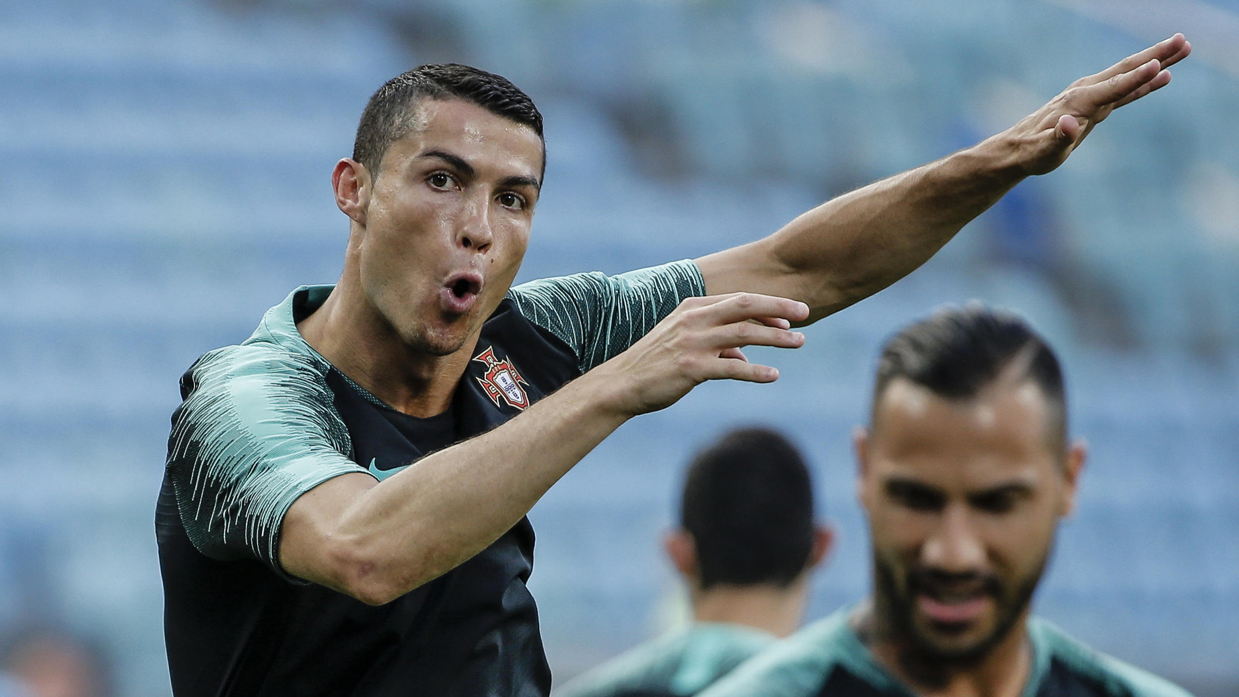 Deal mit der Justiz: Cristiano Ronaldo muss 18,8 Millionen Euro blechen dpatopbilder - 14.06.2018, Russland, Sotschi: Fußball, WM, Abschlusstraining Portugal vor dem Spiel der Gruppe B, Spanien - Portugal im Fischt-Stadion. Nationalmannschaft, Portugal. Stürmer Cristiano Ronaldo während einer Trainingseinheit beim Dehnen