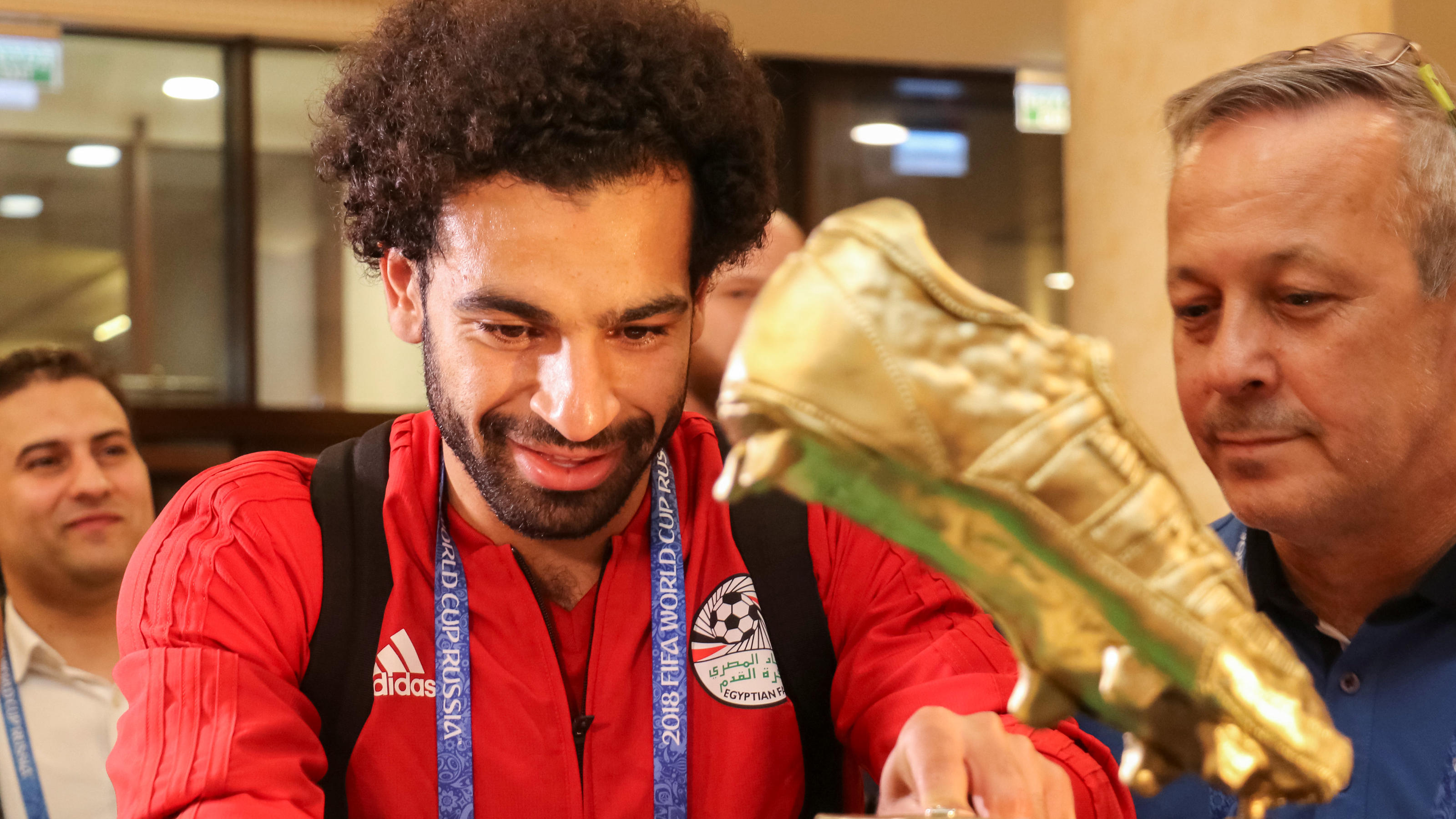 WM: Bunt gemischt Player of the Egyptian national soccer team Mohamed Salah receives a cake, weighing 100 kilograms and decorated with a golden football boot, as a present on his birthday during a ceremony in the Chechen capital Grozny, Russia June 16, 2018. REUTERS/A