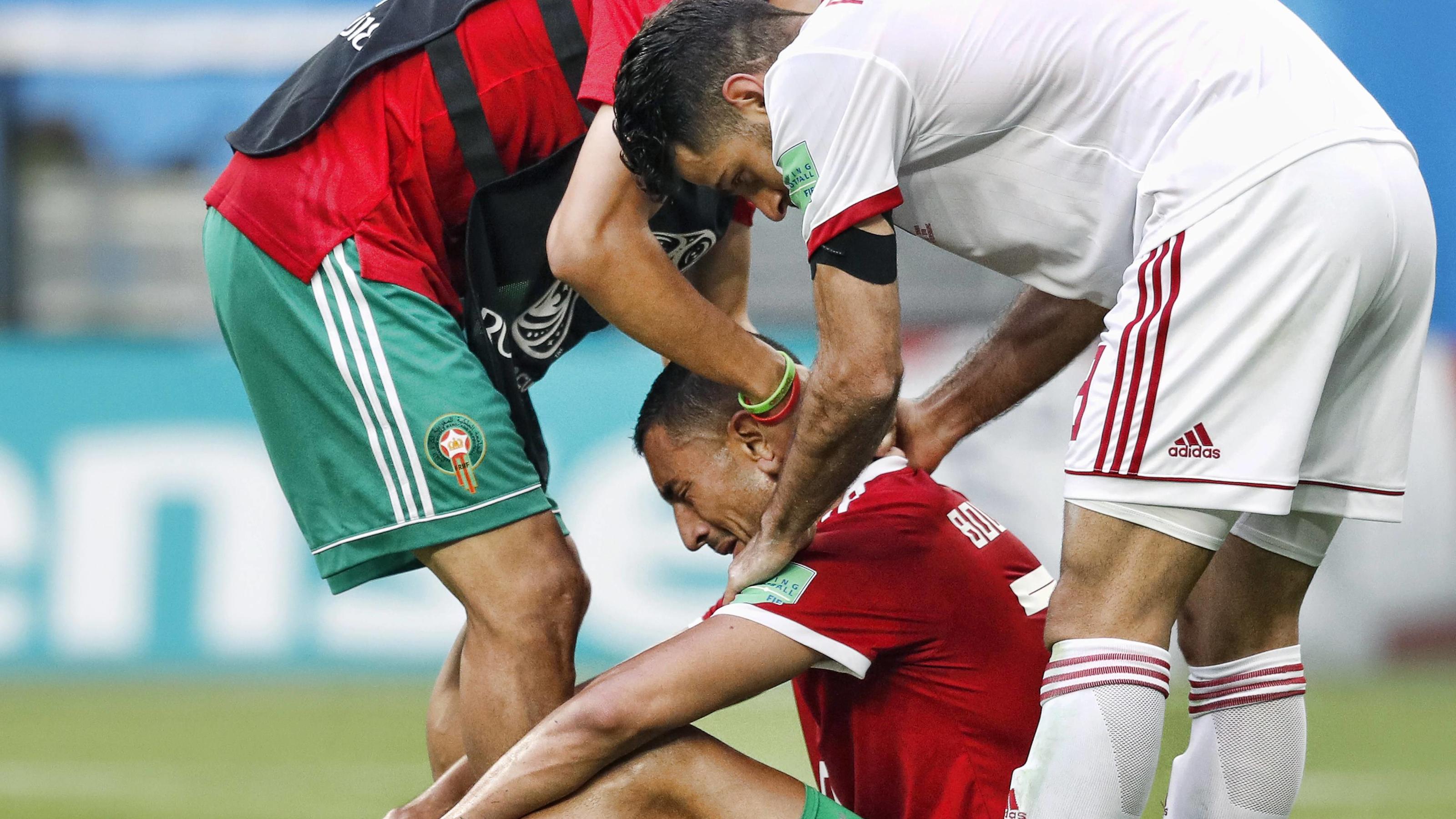 WM: Bunt gemischt WM 2018, Marokko - Iran Saint Petersburg, 15-06-2018 , World Cup 2018 , Saint Petersburg Stadium. Morocco striker Aziz Bouhaddouz (C) dejected after the own goal Iran defender Morteza Pouraliganji (R) after the match Morocco - Iran (0-1) . Morocco -