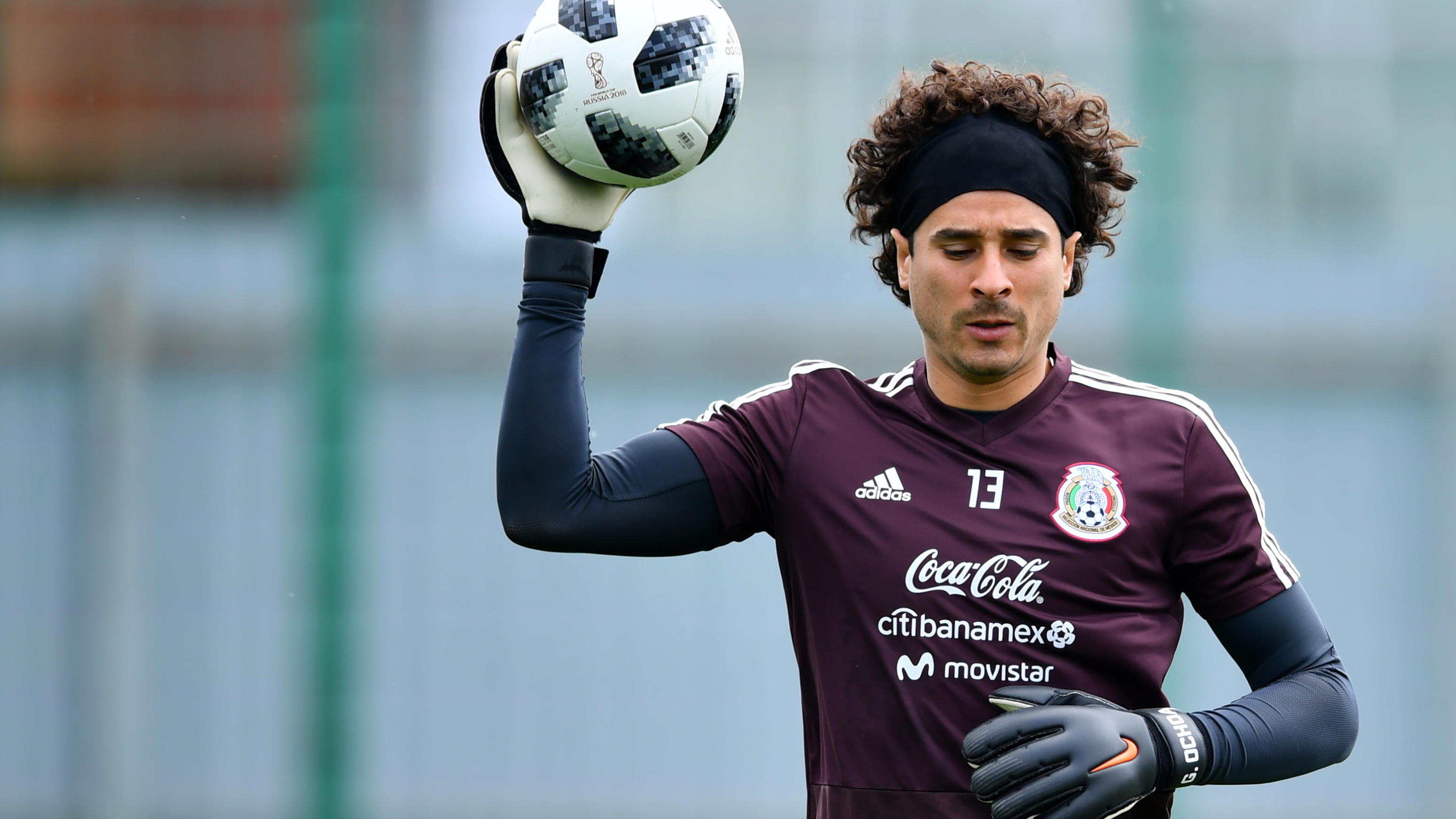 WM: Bunt gemischt MOSCOW, RUSSIA - JUNE 14: Guillermo Ochoa of Mexico, holds a ball during a training session at team training base Novogorsk-Dynamo on June 14, 2018 in Moscow, Russia. (Photo by Hector Vivas/Getty Images)
