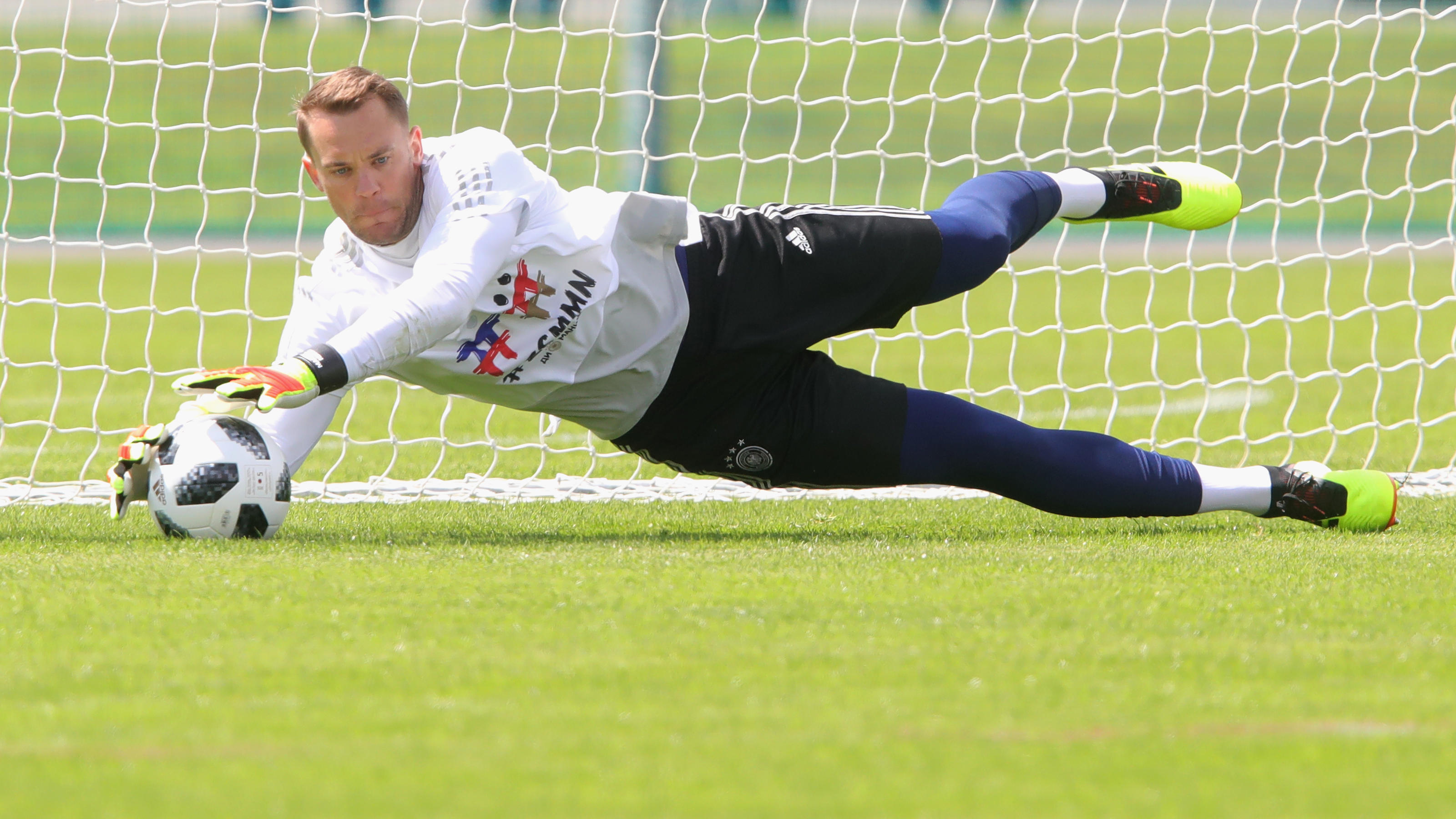 Marco Reus hüpft dreimal auf einem Bein - die Glücks-Rituale der deutschen Nationalmannschaft MOSCOW, RUSSIA - JUNE 13: Manuel Neuer safes the ball during the Germany training session ahead of the 2018 FIFA World Cup at CSKA Sports Base on June 13, 2018 in Moscow, Russia. (Photo by Alexander Hassenstein/Getty Images)