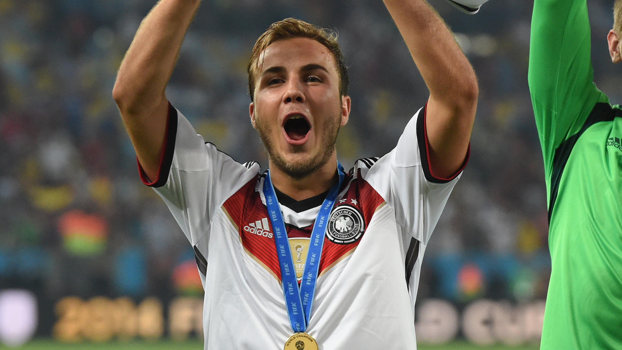 Segenswünsche vom Sofa: "Holt den fünften Stern" AMario Götze wünscht der deutschen Nationalelf viel Erfolg