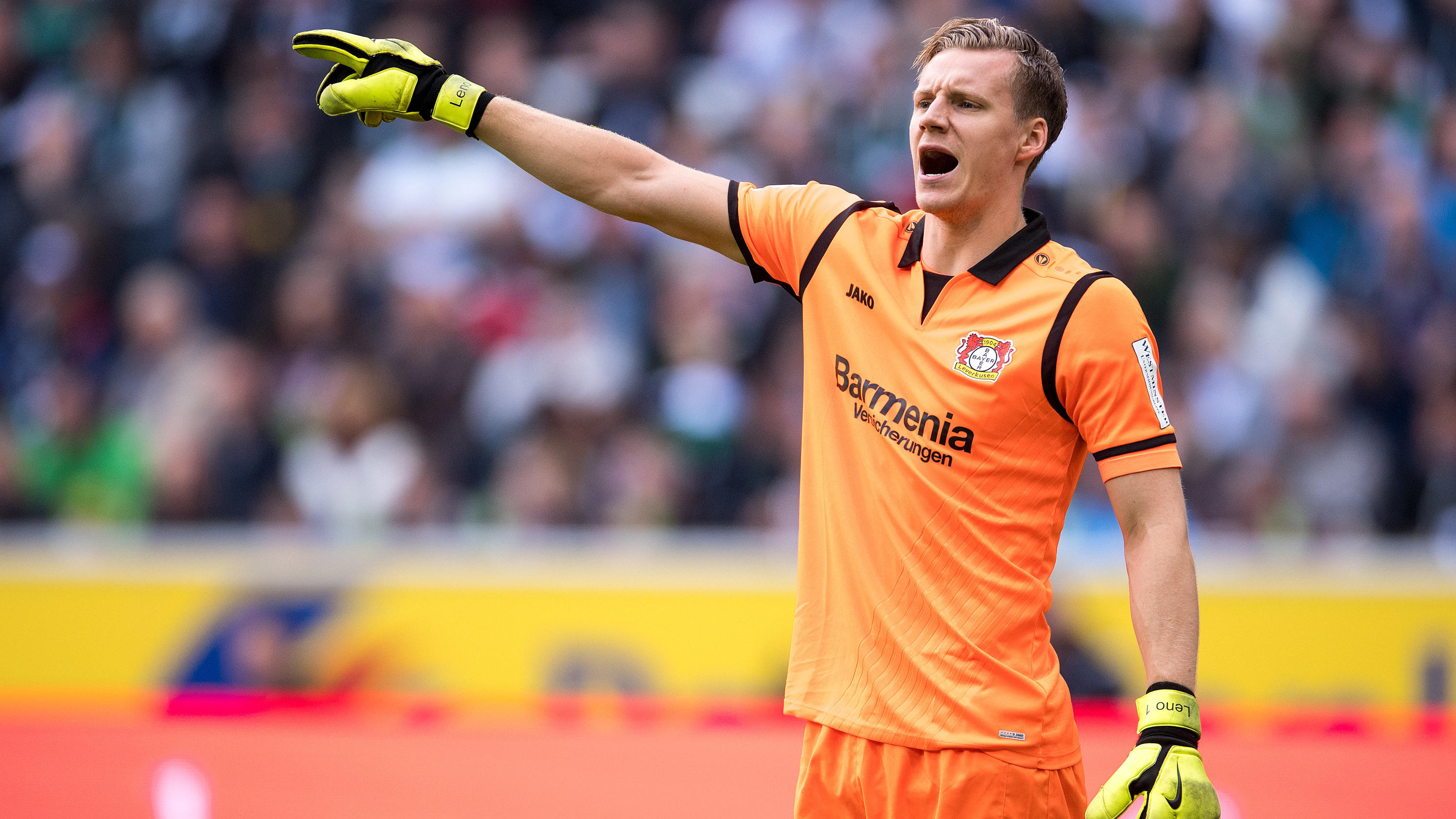 Der FC Arsenal angelt sich Bernd Leno für 25 Millionen Euro ARCHIV - 21.10.2017, Nordrhein-Westfalen, Mönchengladbach: Fußball: Bundesliga, Borussia Mönchengladbach - Bayer Leverkusen, 9. Spieltag im Borussia-Park. Leverkusens Torwart Bernd Leno dirigiert seine Vorderleute. (Zu dpa «Bayer-Torhüter Leno vor We