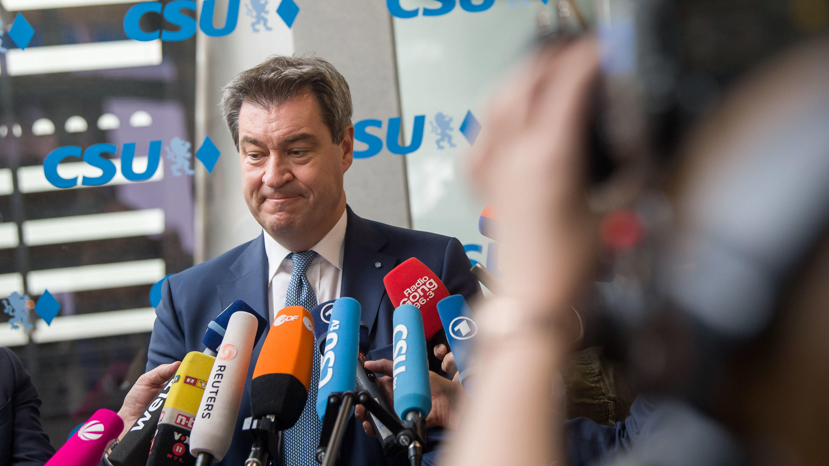 Asylstreit: Merkels schwierige Suche nach einer europäischen Lösung 18.06.2018, Bayern, München: Markus Söder (CSU), Ministerpräsident von Bayern, spricht vor der Sitzung des CSU-Vorstands in die Mikrofone der Rundfunksender. Foto: Peter Kneffel/dpa +++ dpa-Bildfunk +++