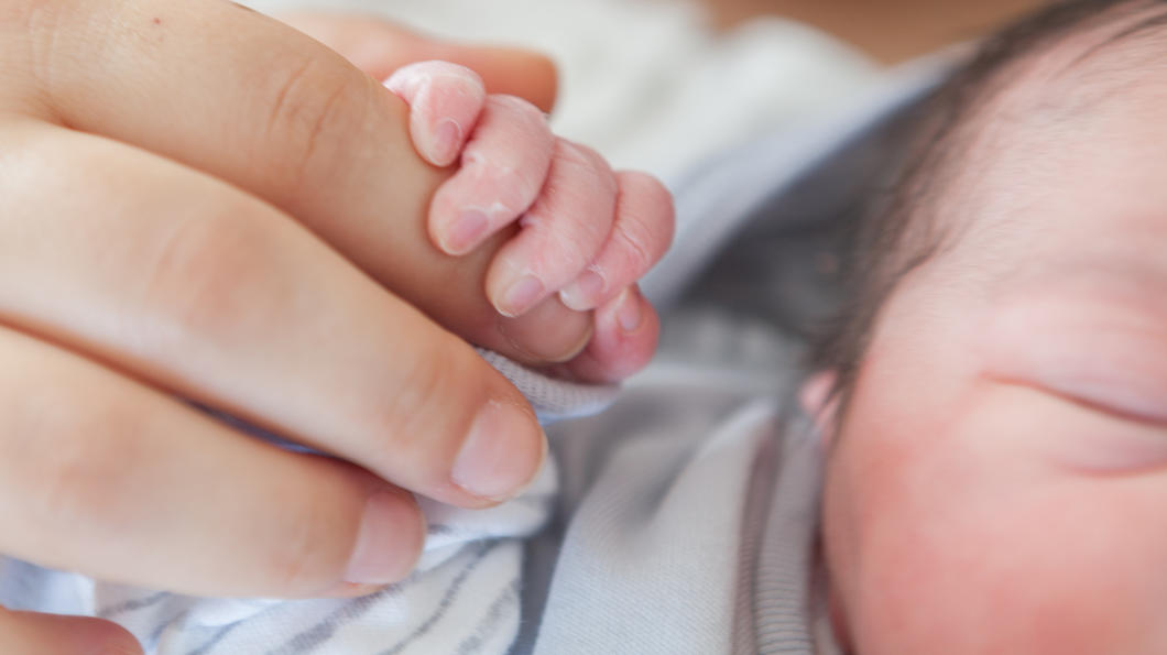 Sturzgeburt an Gleis 2 in Ulm: Frau bekommt Baby am Hauptbahnhof Am Ulmer Hauptbahnhof wurde ein Säugling geboren