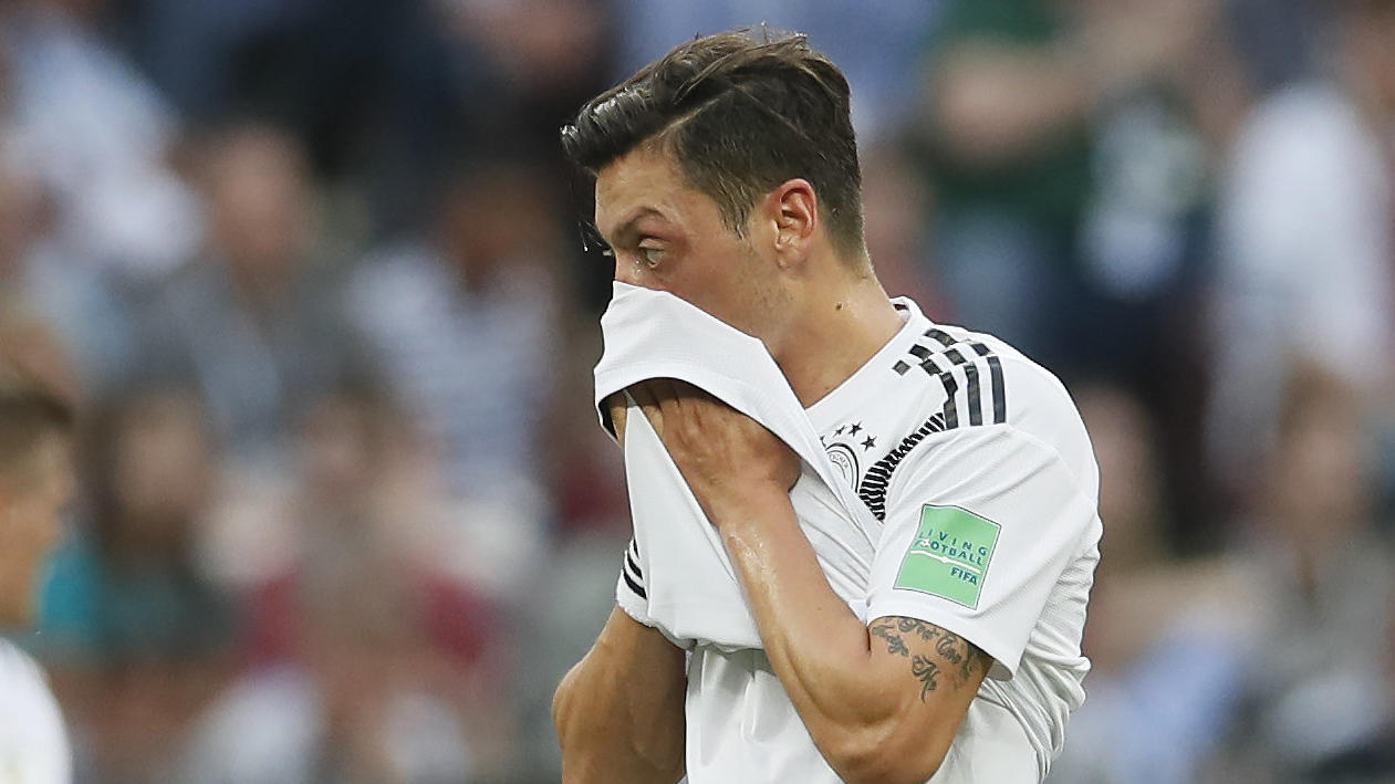 "Kolumnist" mit Profilneurose: Lothar Matthäus zerreißt Mesut Özils Leistung bei der WM 2018 17.06.2018, Russland, Moskau: Fußball: WM, Vorrunde, Gruppe F, 1. Spieltag: Deutschland - Mexiko im Luschnikistadion. Mesut Özil aus Deutschland steht enttäuscht auf dem Platz. Foto: David Klein/CSM via ZUMA Wire/dpa +++ dpa-Bildfunk +++