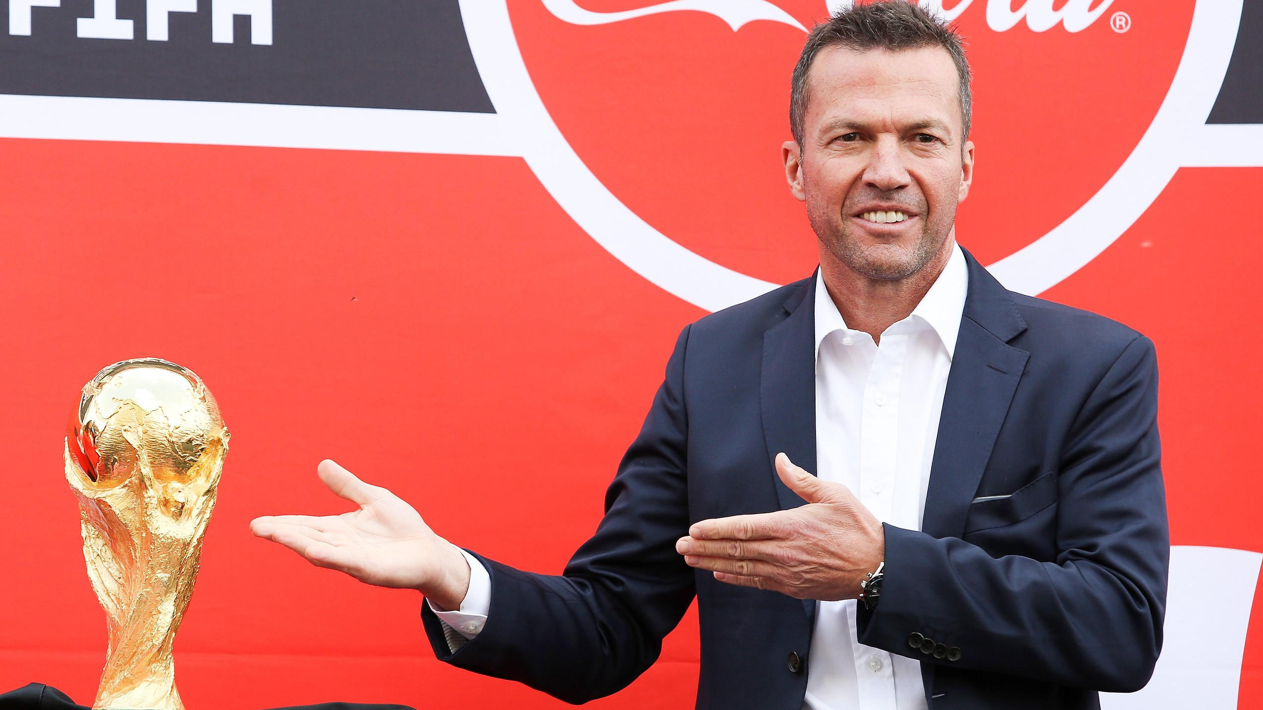 "Kolumnist" mit Profilneurose: Lothar Matthäus zerreißt Mesut Özils Leistung bei der WM 2018 03.06.2018, Russland, Moskau: Lothar Matthäus, ehemaliger deutscher Fußballer, präsentiert den WM-Pokal. Elf Tage vor Anpfiff der Fußball-WM in Russland ist der Pokal nach einer Welttournee in Moskau eingetroffen. «Heute wird Moskau zur Fußballhaupts