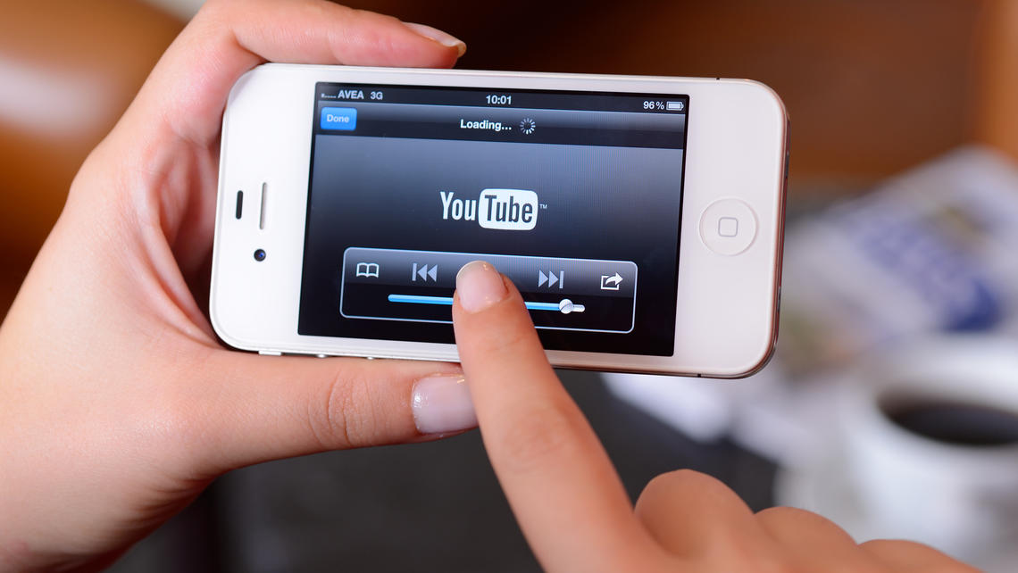 Neuer Streamingdienst am Start: Was kann YouTube Music? YouTube Music auf Smartphone-Bildschirm.