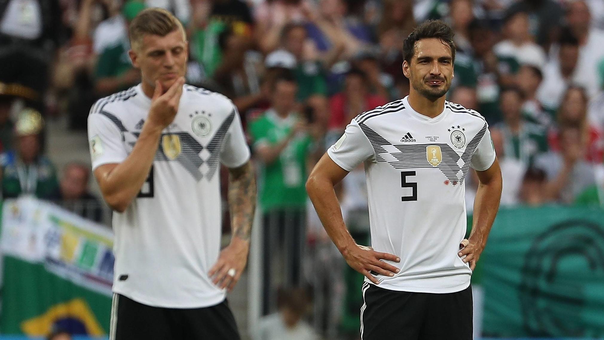 "Kolumnist" mit Profilneurose: Lothar Matthäus zerreißt Mesut Özils Leistung bei der WM 2018 xuhx, 17.06.2018, Fussball FIFA World Cup WM Weltmeisterschaft Fussball WM 2018: Deutschland - Mexiko, v.l. Toni Kroos (Deutsche Fussball Nationalmannschaft DFB), Mats Hummels (Deutsche Fussball Nationalmannschaft DFB) enttaeuscht, enttaeuscht schaue