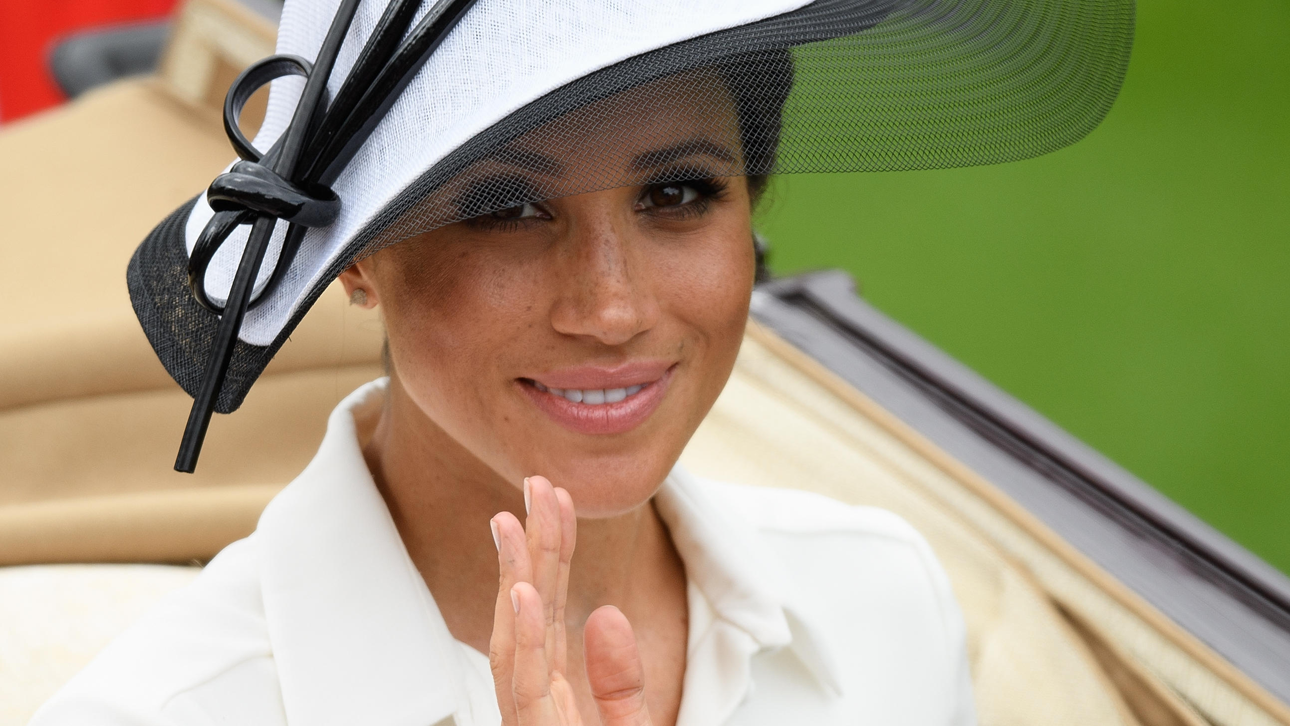 Herzogin Meghan begeistert erneut in "Givenchy" - diesmal beim Pferderennen in Ascot Herzogin Meghan in einem "Givenchy"-Kleid und Philip Treacy-Hut in Ascot.