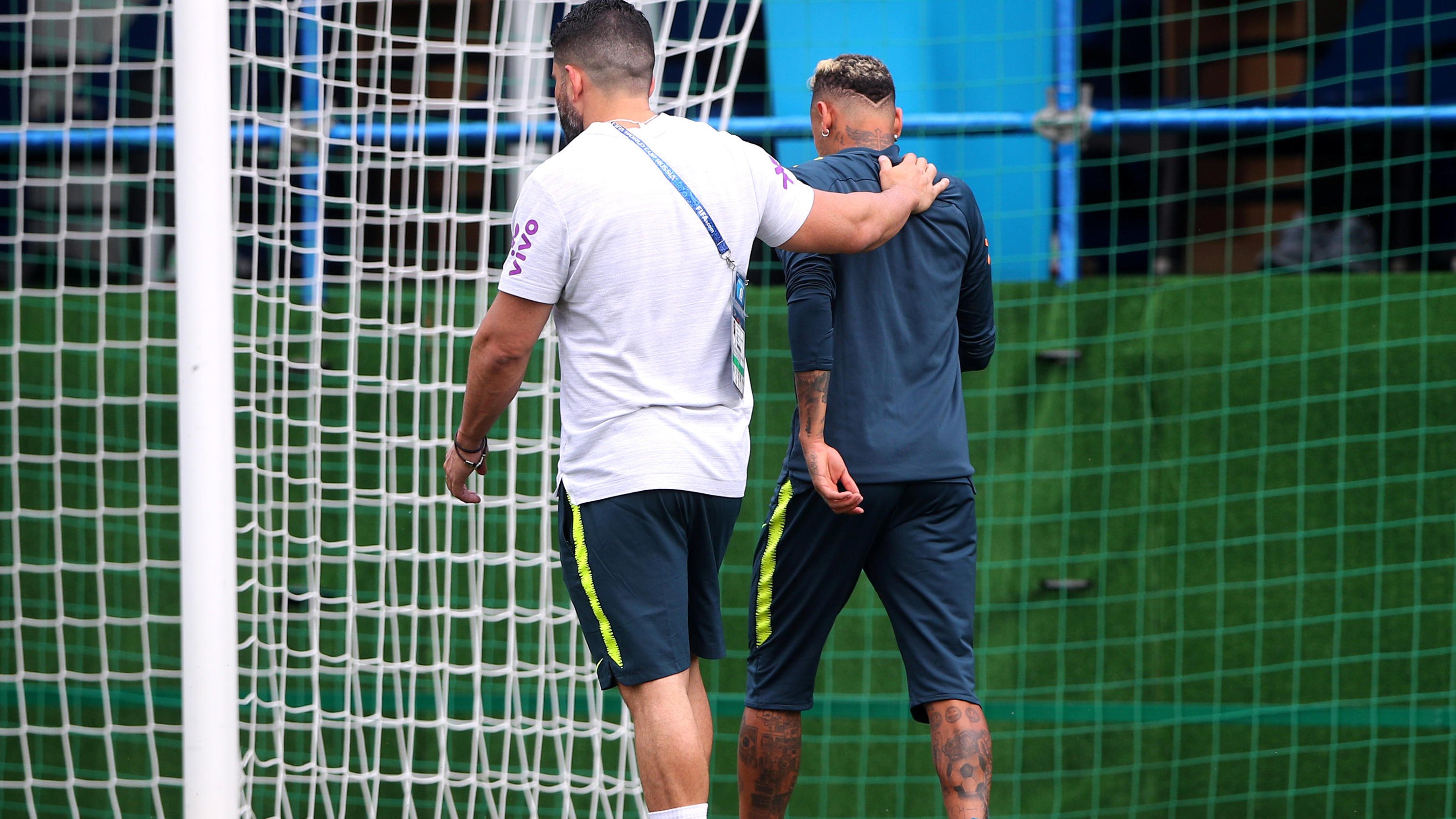 Brasilien geschockt: Superstar Neymar wieder angeschlagen Soccer Football - World Cup - Brazil Training - Brazil Training Camp, Sochi, Russia - June 19, 2018 Brazil's Neymar leaves training REUTERS/Hannah McKay