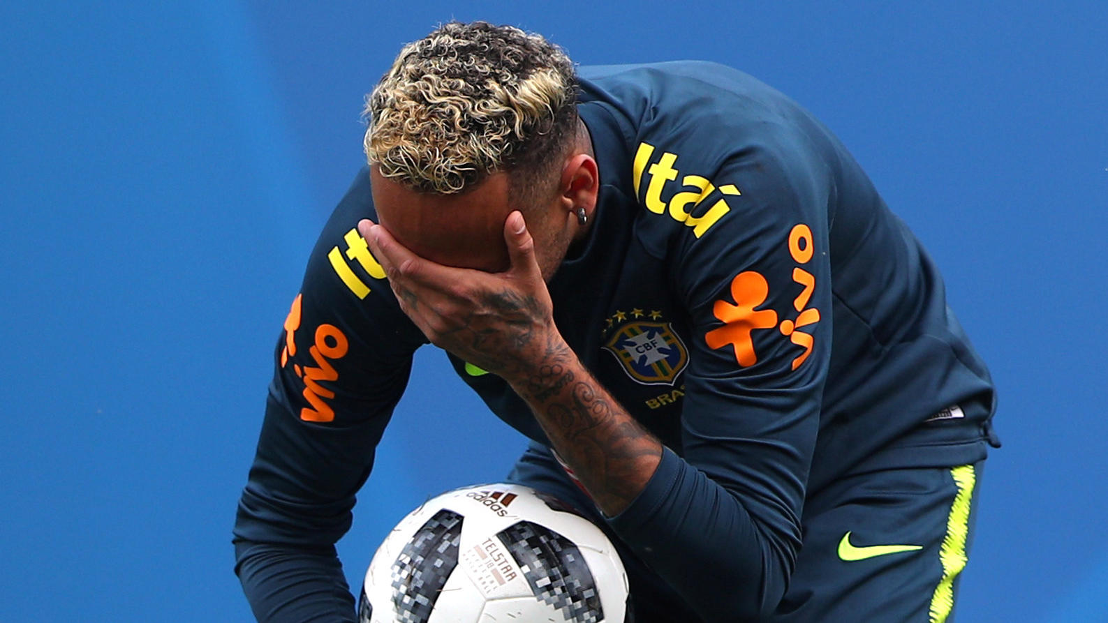 Brasilien geschockt: Superstar Neymar wieder angeschlagen Soccer Football - World Cup - Brazil Training - Brazil Training Camp, Sochi, Russia - June 19, 2018 Brazil's Neymar during training REUTERS/Hannah McKay