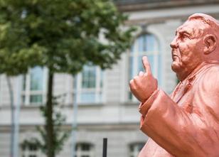 Rund zweieinhalb Jahre nach der Grundsteinlegung wird das Ludwig-Erhard-Zen... weiterlesen
