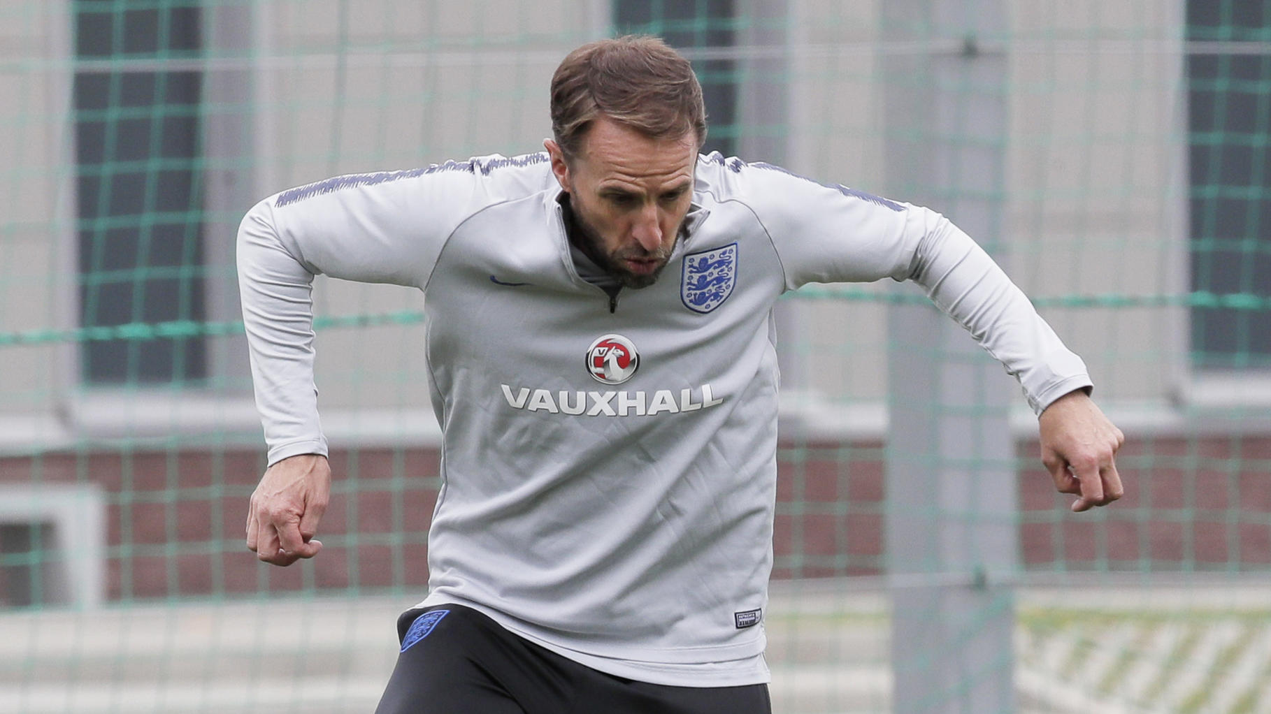 WM 2018: Bunt gemischt 19.06.2018, Russland, St. Petersburg. Fußball, WM, TEamquartier. Training der Fußball-Nationalmannschaft Englands im Spartak Selenogorsk Stadion: Trainer Gareth Southgate in Aktion mit einem Ball. (zu dpa "England-Trainer Southgate: Von der Notlösung