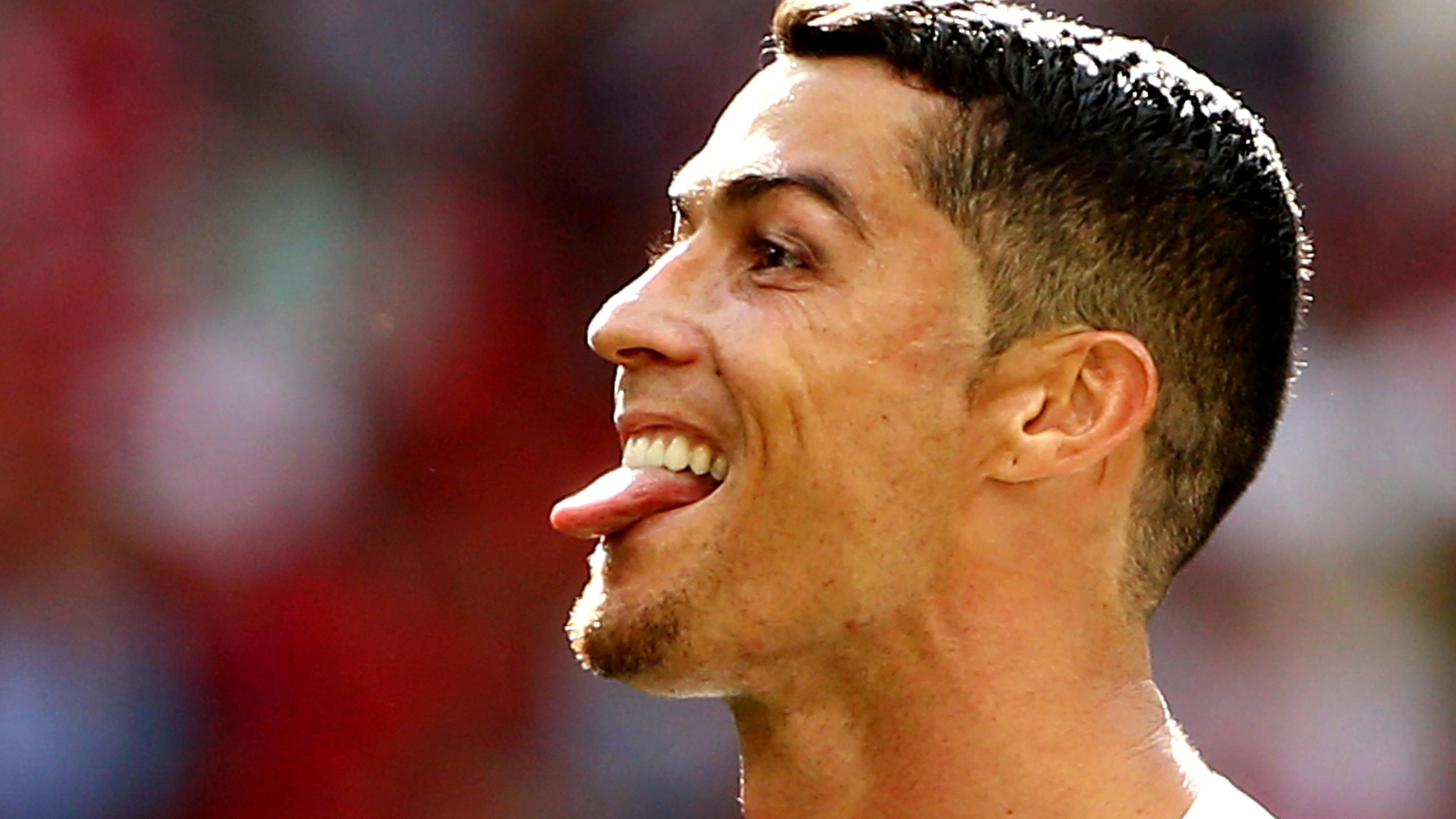 WM 2018: Bunt gemischt Bilder des Tages - SPORT Cristiano Ronaldo zeigt Zunge aug Messi-Rufe / / Fußball Fussball / FIFA WM Weltmeisterschaft Russland Russia 2018 / Saison 2017/2018 / 20.06.2018 / Portugal POR vs. Marokko MAR / *** Cristiano Ronaldo shows tongue aug Messi