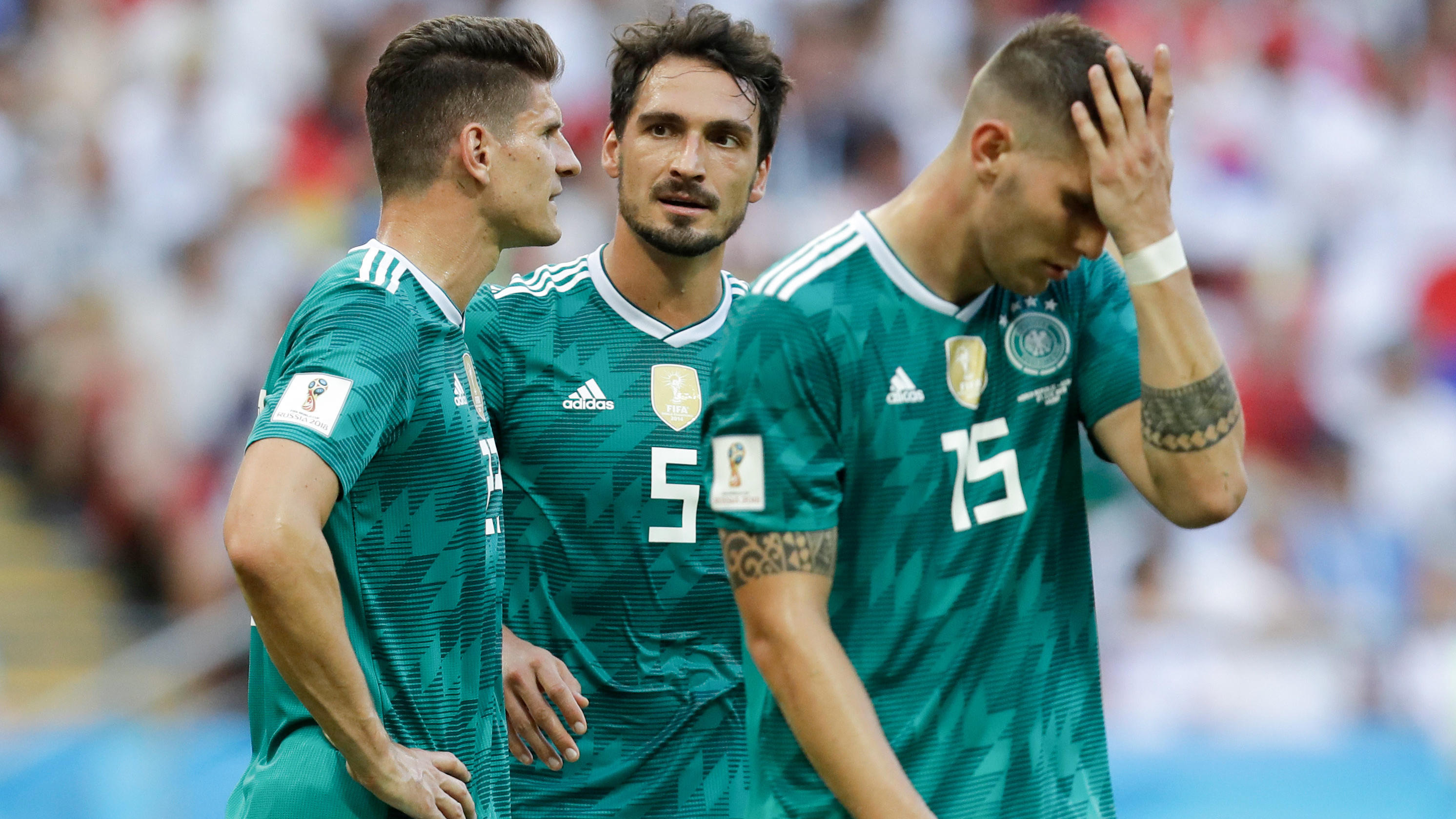 WM 2018: Aus in der Vorrunde - Deutschland erlebt historisches WM-Debakel 27.06.2018, Russland, Kasan: Fußball, WM, Vorrunde, Gruppe F, 3. Spieltag: Südkorea - Deutschland in der Kasan-Arena. Mario Gomez aus Deutschland (l) und seine Teamkollegen Mats Hummels (M), sowie Niklas Süle stehen nach der 2:0 Niederlage auf dem Pl