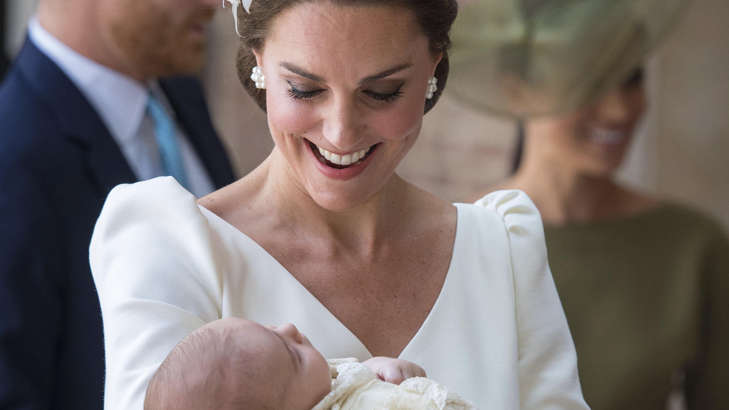 Süßes neues Foto: Prinz Louis bringt Opa Charles und Mama Kate zum Strahlen 09.07.2018, Großbritannien, London: Die britische Herzogin Kate trägt den britischen Prinz Louis in die Kapelle des St.-James's-Palastes zu seiner Taufe. Der jüngste Sohn von Prinz William und Herzogin Kate wird am Nachmittag in der Kapelle des St.-J