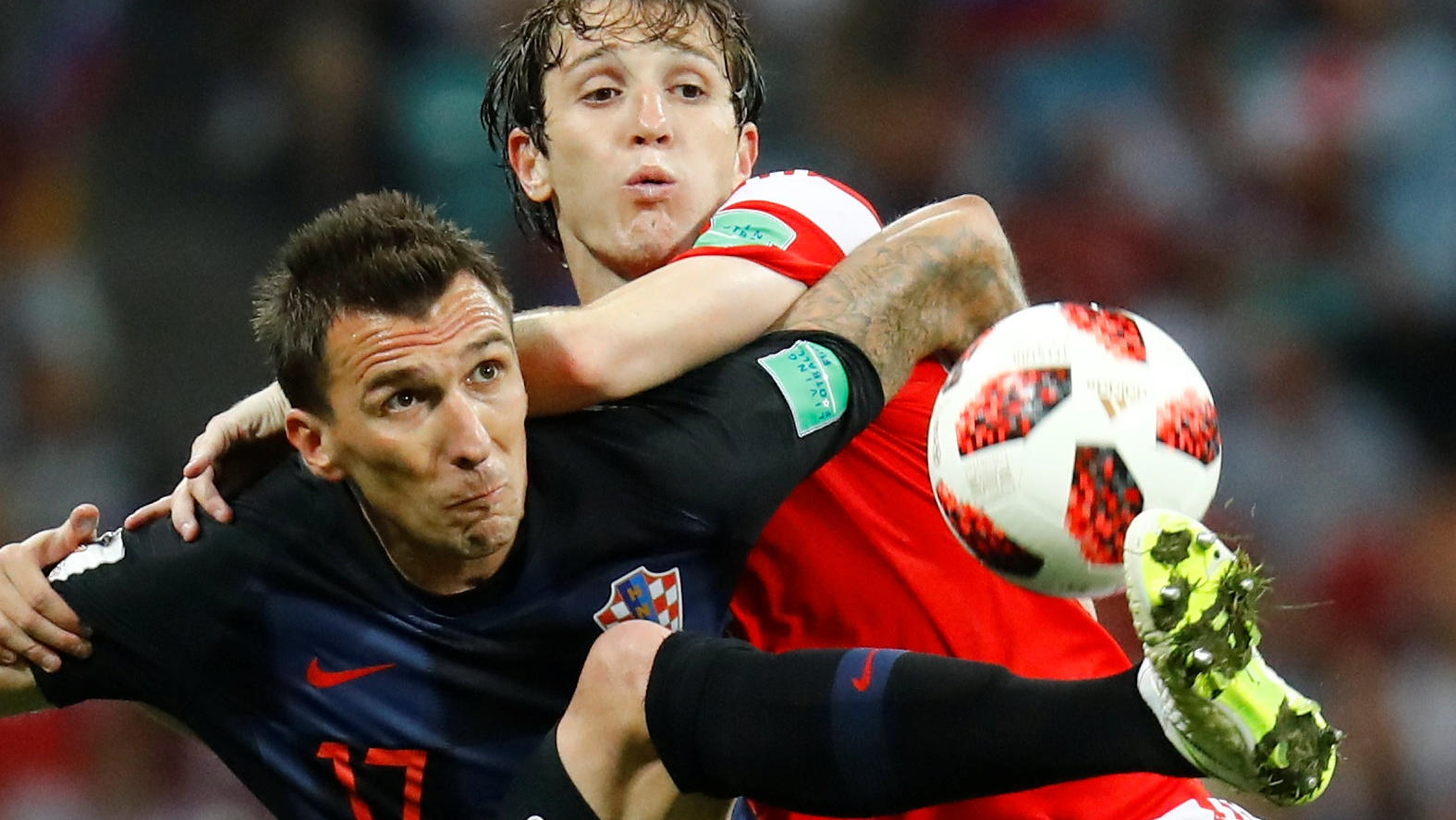 Frankreich, Belgien, Kroatien, England - Wer schafft den Einzug ins WM-Finale? Soccer Football - World Cup - Quarter Final - Russia vs Croatia - Fisht Stadium, Sochi, Russia - July 7, 2018 Croatia's Mario Mandzukic in action with Russia's Mario Fernandes REUTERS/Kai Pfaffenbach
