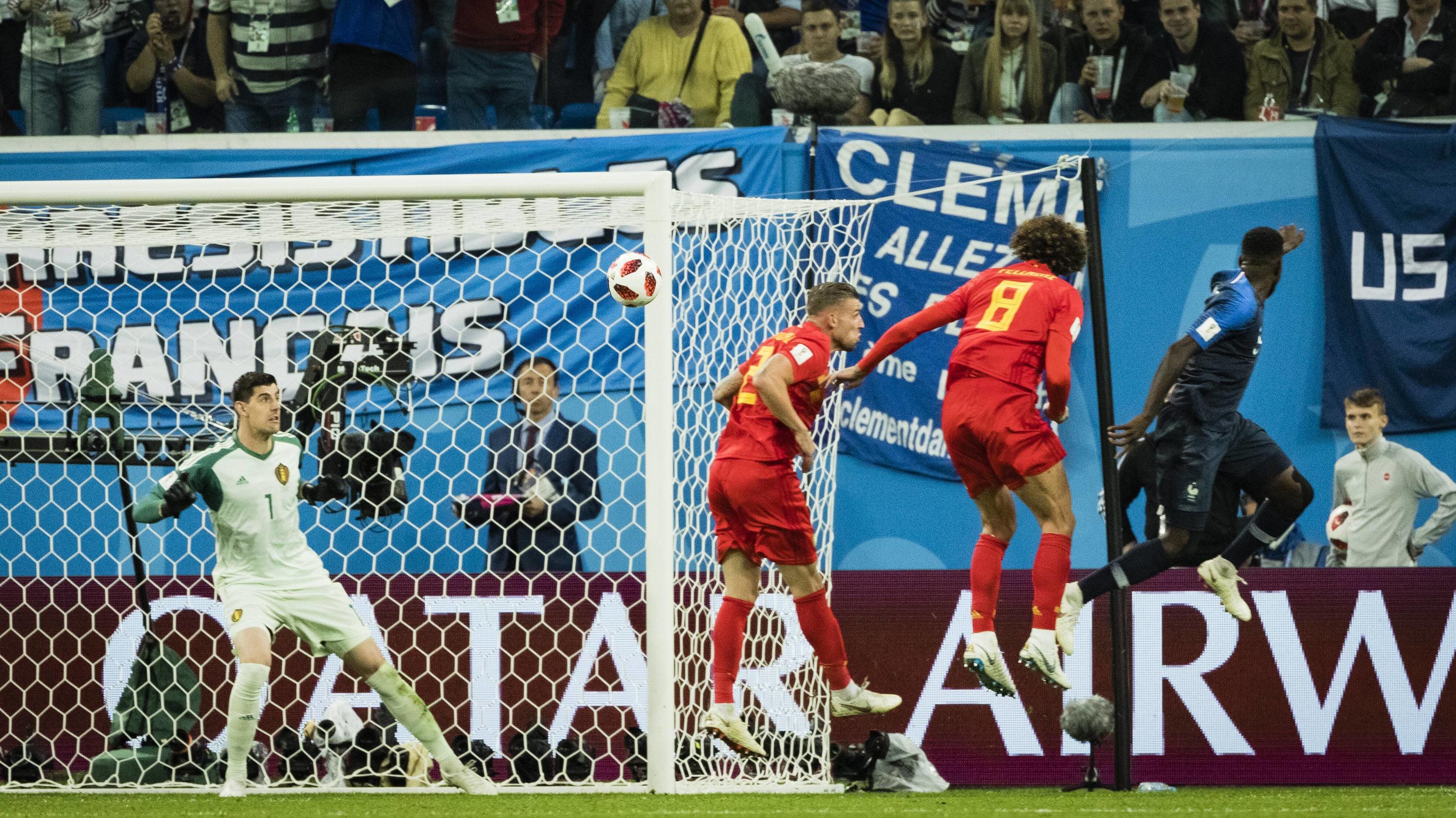 La Grande Fußball-Nation: Frankreich nach Sieg gegen Belgien im WM-Finale St. Petersburg , 10.07.2018 Tor zum 1:0 durch Samuel Umtiti (FRA) gegen Torwart Thibaut Courtois (Belgien) Frankreich - Belgien *** St Petersburg 10 07 2018 Goal to 1 0 by Samuel Umtiti FRA against Goalkeeper Thibaut Courtois Belgium France Belgium