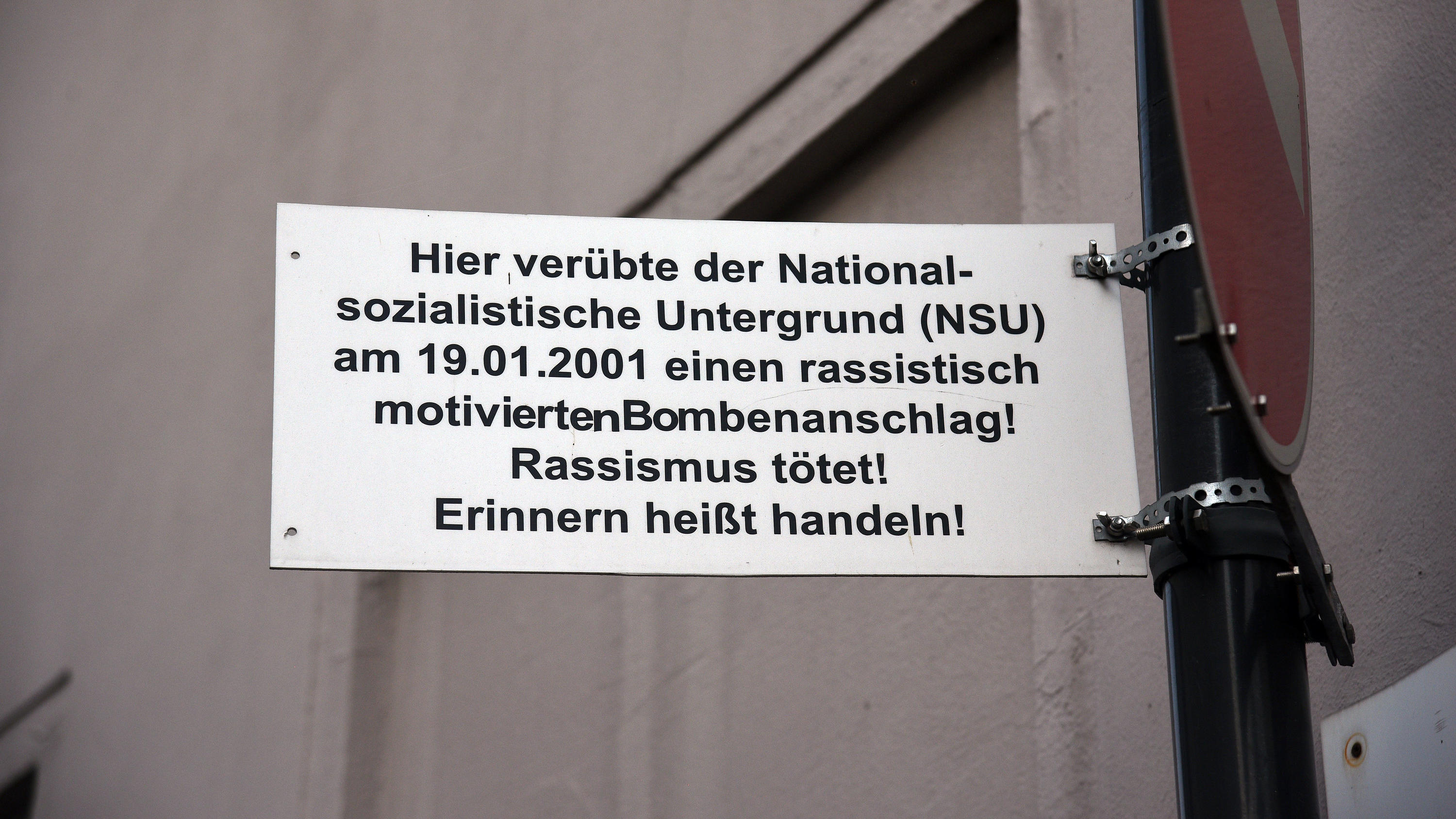 Welche Fragen bleiben nach dem NSU-Prozess offen? 05.07.2018, Nordrhein-Westfalen, Köln: eine Schild zum Andenken an den Anschlag des NSU am 19.01.2001 ist in der Probsteigasse zu sehen. (zu dpa Themenpaket "Die blutige Spur des NSU" am 05.07.2018) Foto: Henning Kaiser/dpa +++ dpa-Bildfunk +++