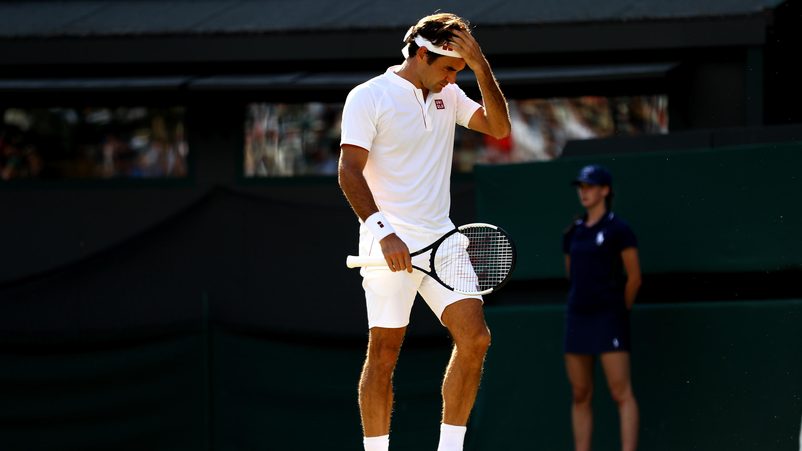 Wimbledon-Schock: Roger Federer schon im Viertelfinale gescheitert LONDON, ENGLAND - JULY 11: Roger Federer of Switzerland wipes his forehead against Kevin Anderson of South Africa during their Men's Singles Quarter-Finals match on day nine of the Wimbledon Lawn Tennis Championships at All England Lawn Tennis and C