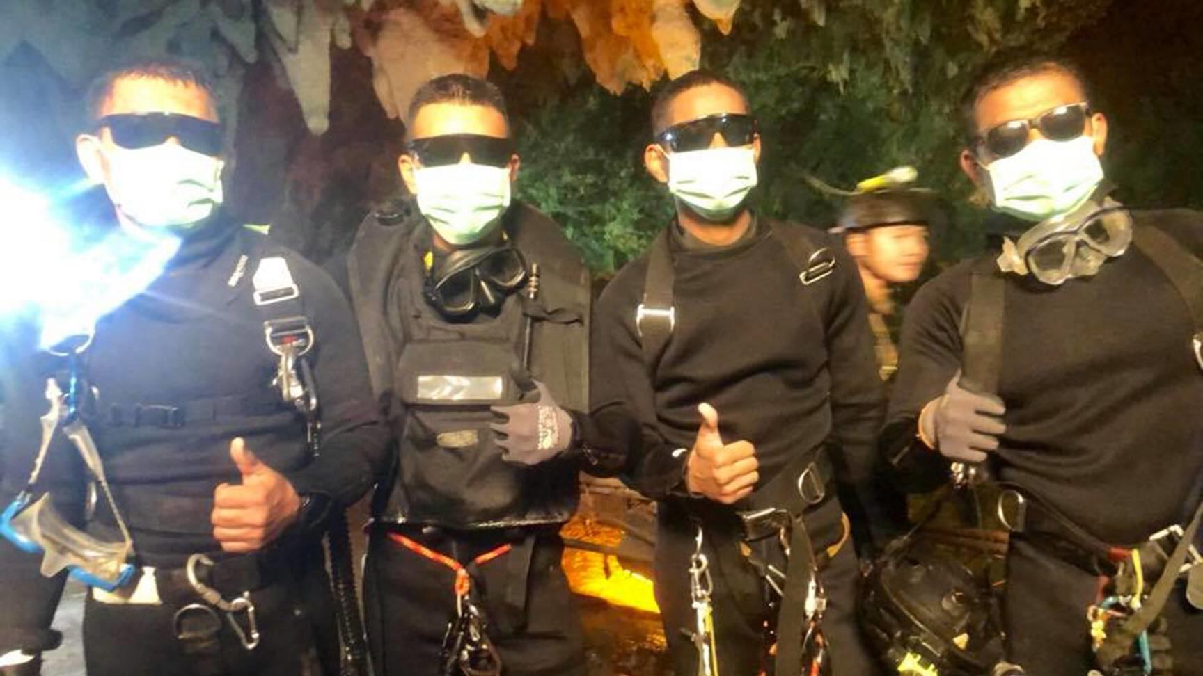 Thailand: So geht es den geretteten Höhlen-Jungs jetzt News-Bilder des Tages (180710) -- CHIANG RAI, July 10, 2018 -- Photo released by Royal Thai Navy on July 10, 2018 shows the last four Thai Navy SEAL divers coming out safely after completing the rescue mission inside the Tham Luang cave, in Chiang Ra