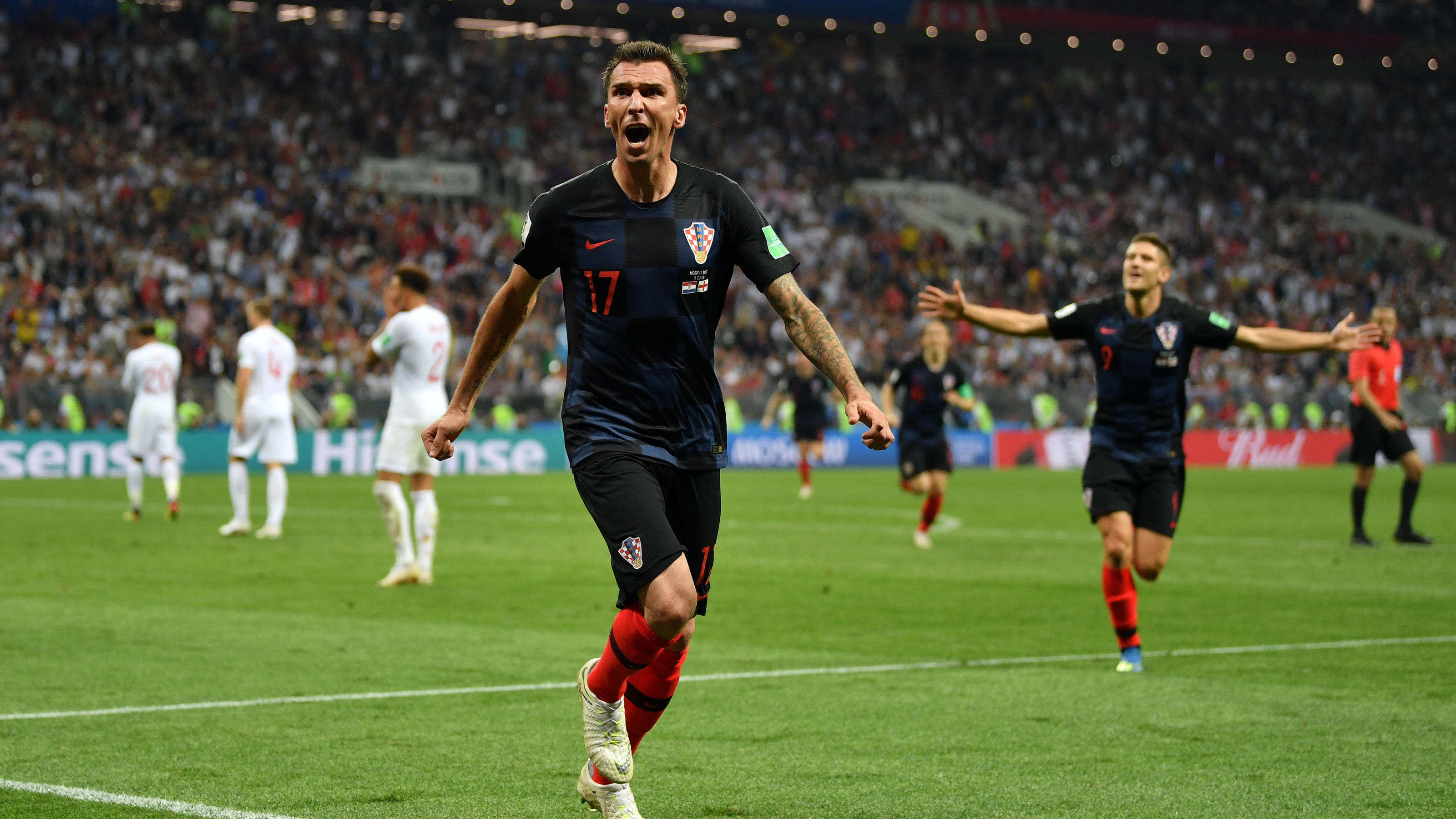Kroatien zerstört Englands Traum und greift nach dem WM-Pokal MOSCOW, RUSSIA - JULY 11: Mario Mandzukic of Croatia celebrates after scoring his team's second goal during the 2018 FIFA World Cup Russia Semi Final match between England and Croatia at Luzhniki Stadium on July 11, 2018 in Moscow, Russia. (Photo b